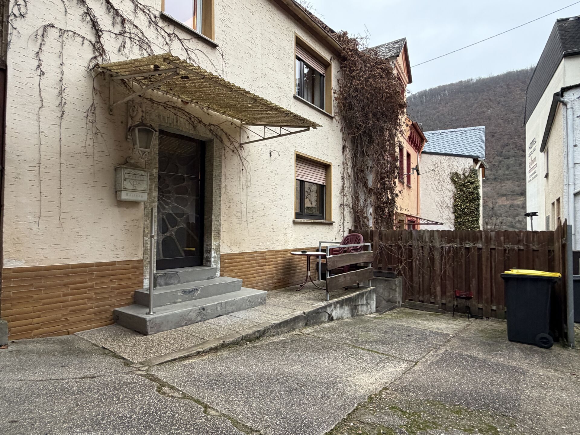 Außenbereich Haus links 