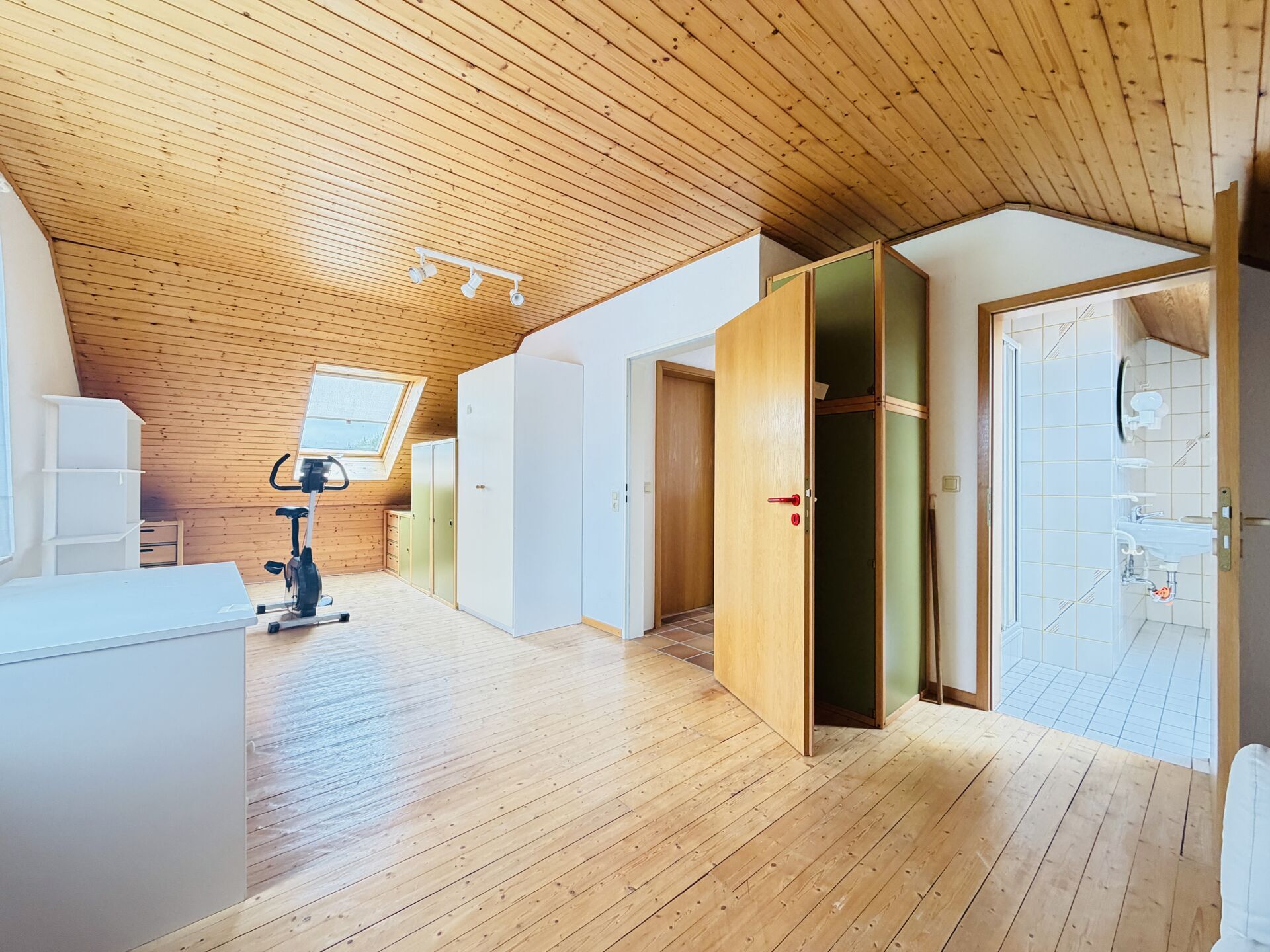 Dachgeschoss offener Wohnraum mit Zugang zum Bad / Zimmer 1