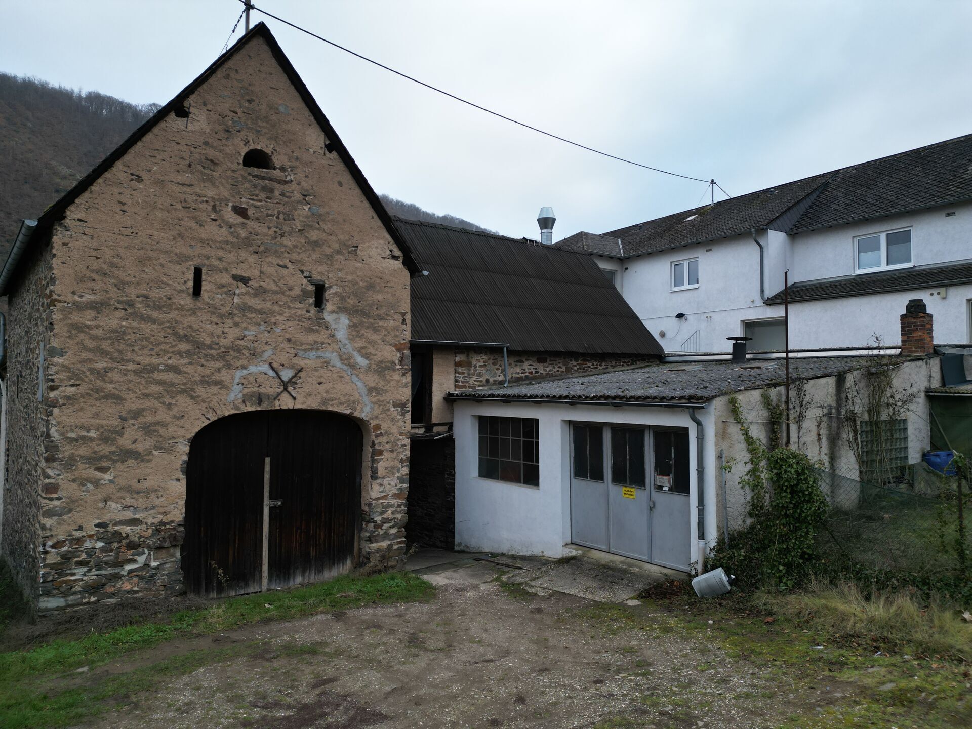 Nebengebäude und Garage