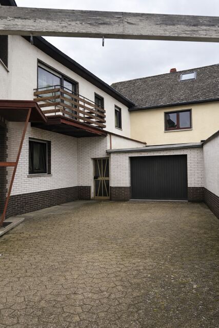 Hof mit Garage