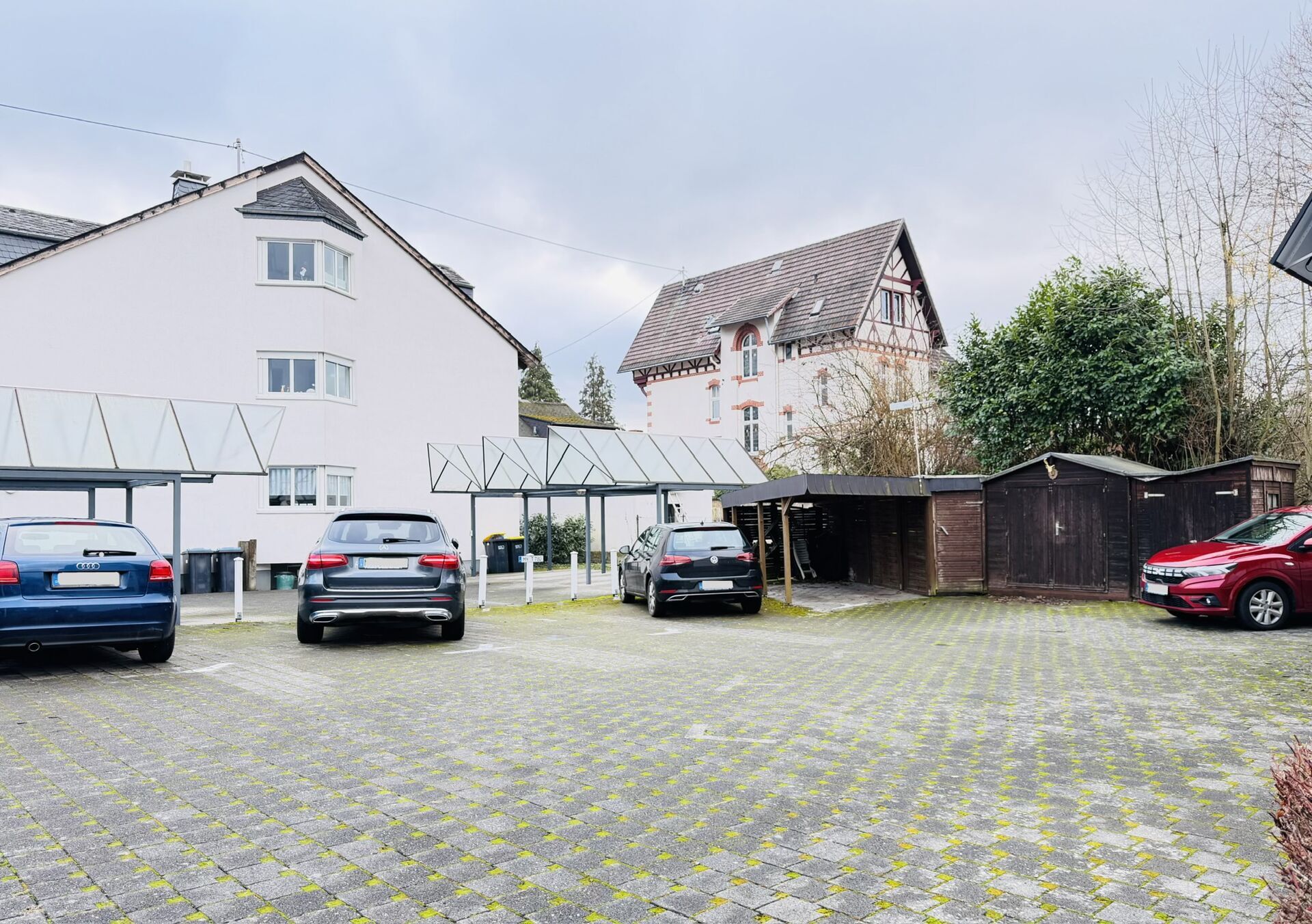 Grundstück/ PKW-Stellplätze