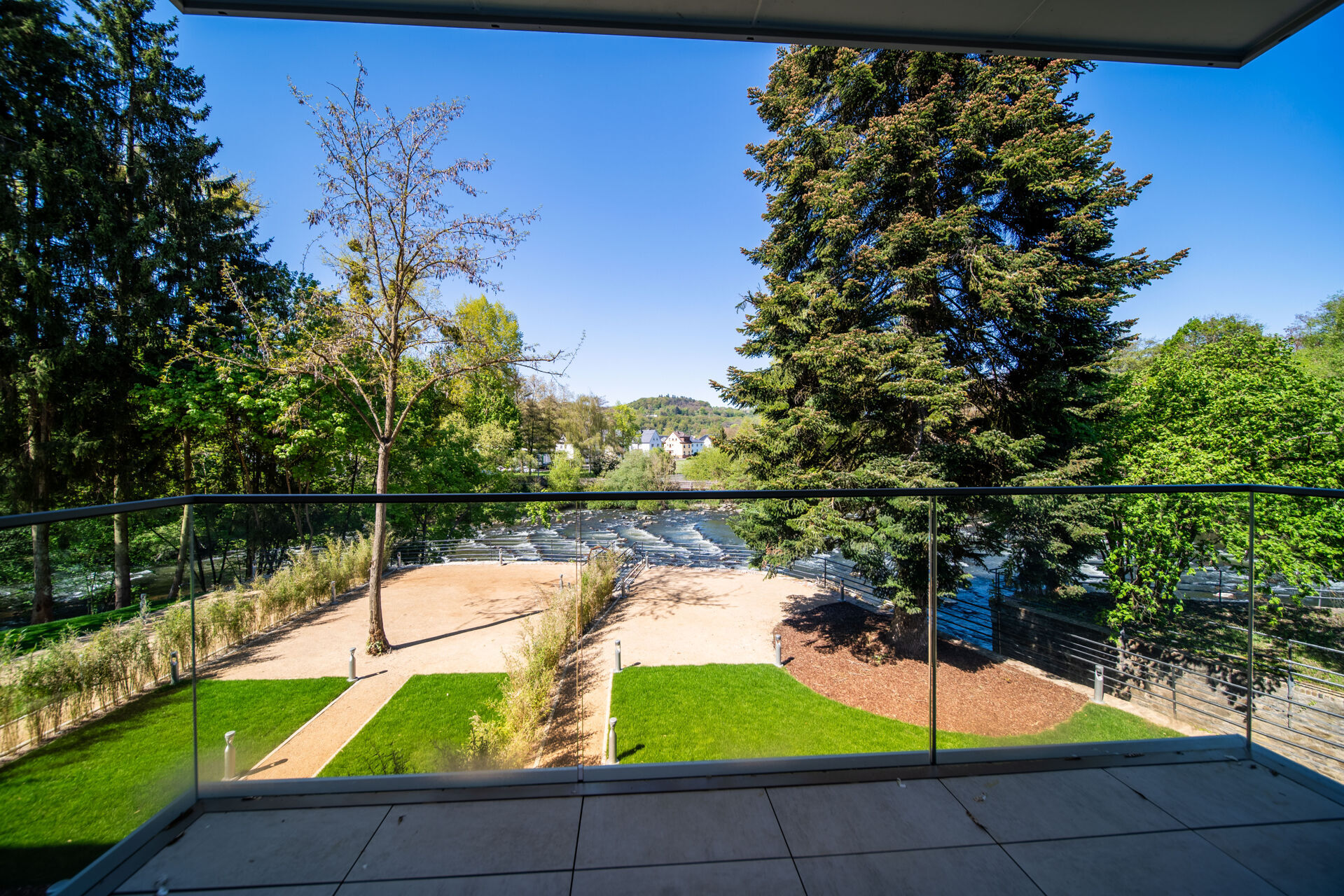 Balkon mit Blick zum Wasser