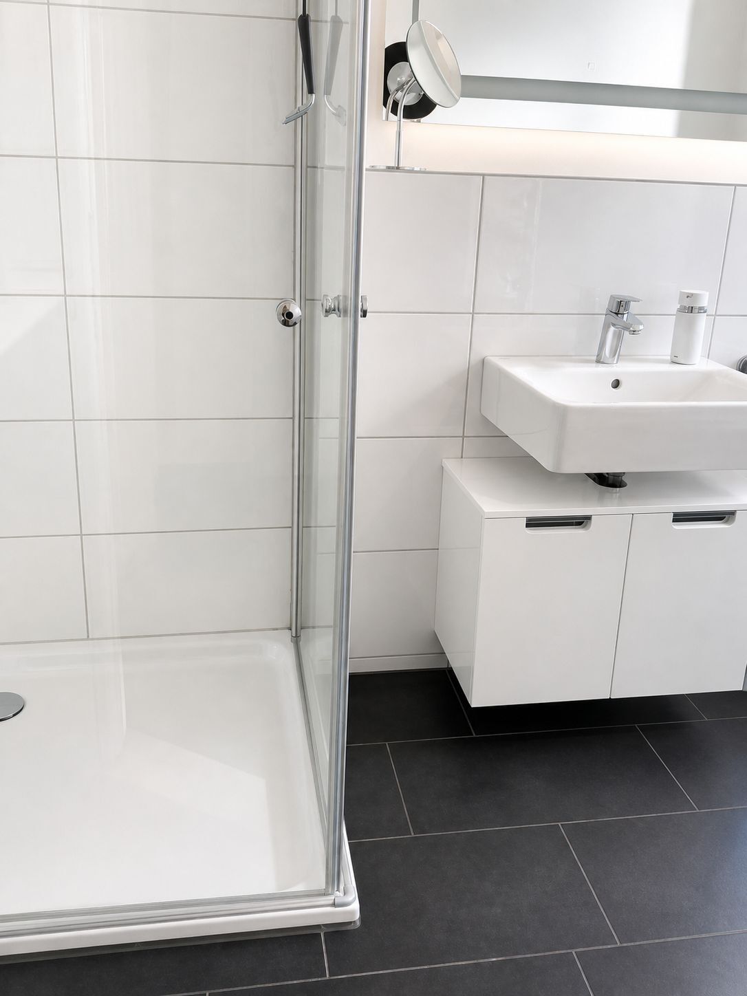 Badezimmer mit Wanne und Dusche