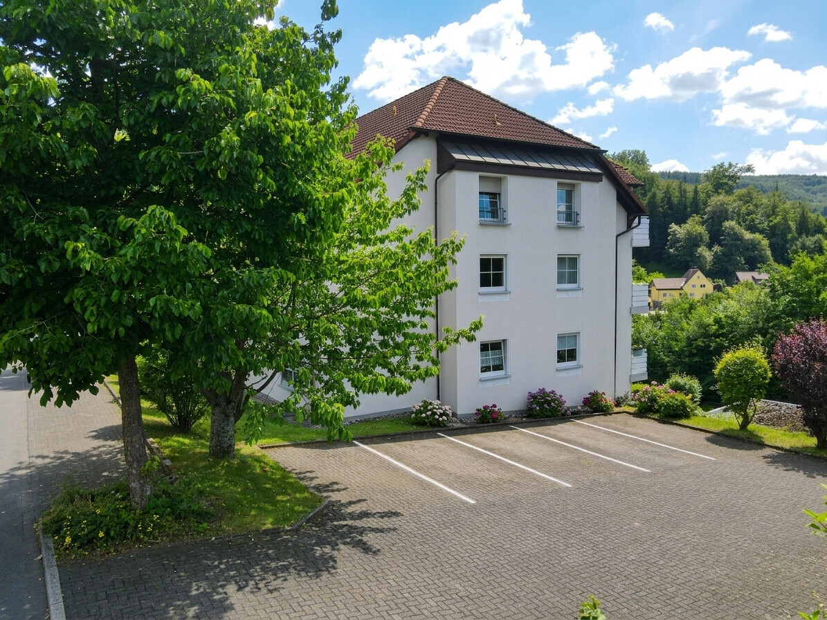 Seitenansicht und Parkplätze
