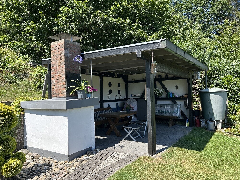 überdachter Freisitz mit Grillkamin