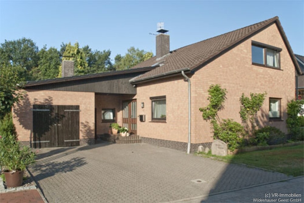 Ansicht - Auffahrt und Garage