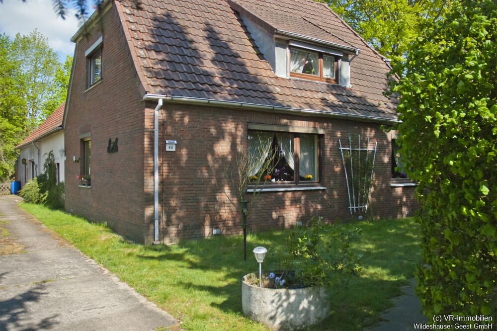 Blick auf das Haus mit Vorgarten.