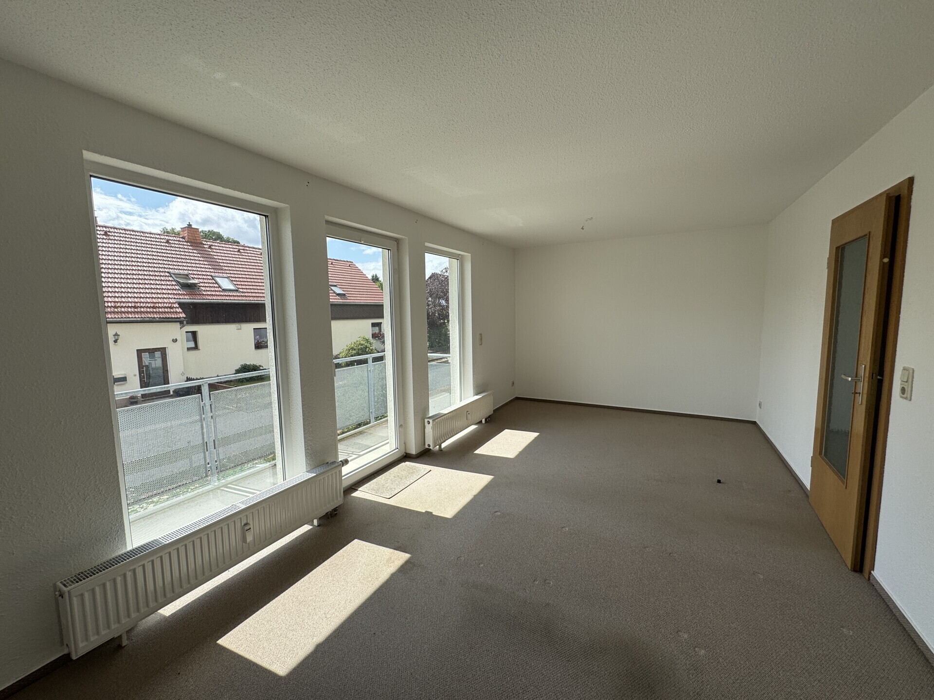 Wohnzimmer mit Zugang zum Balkon