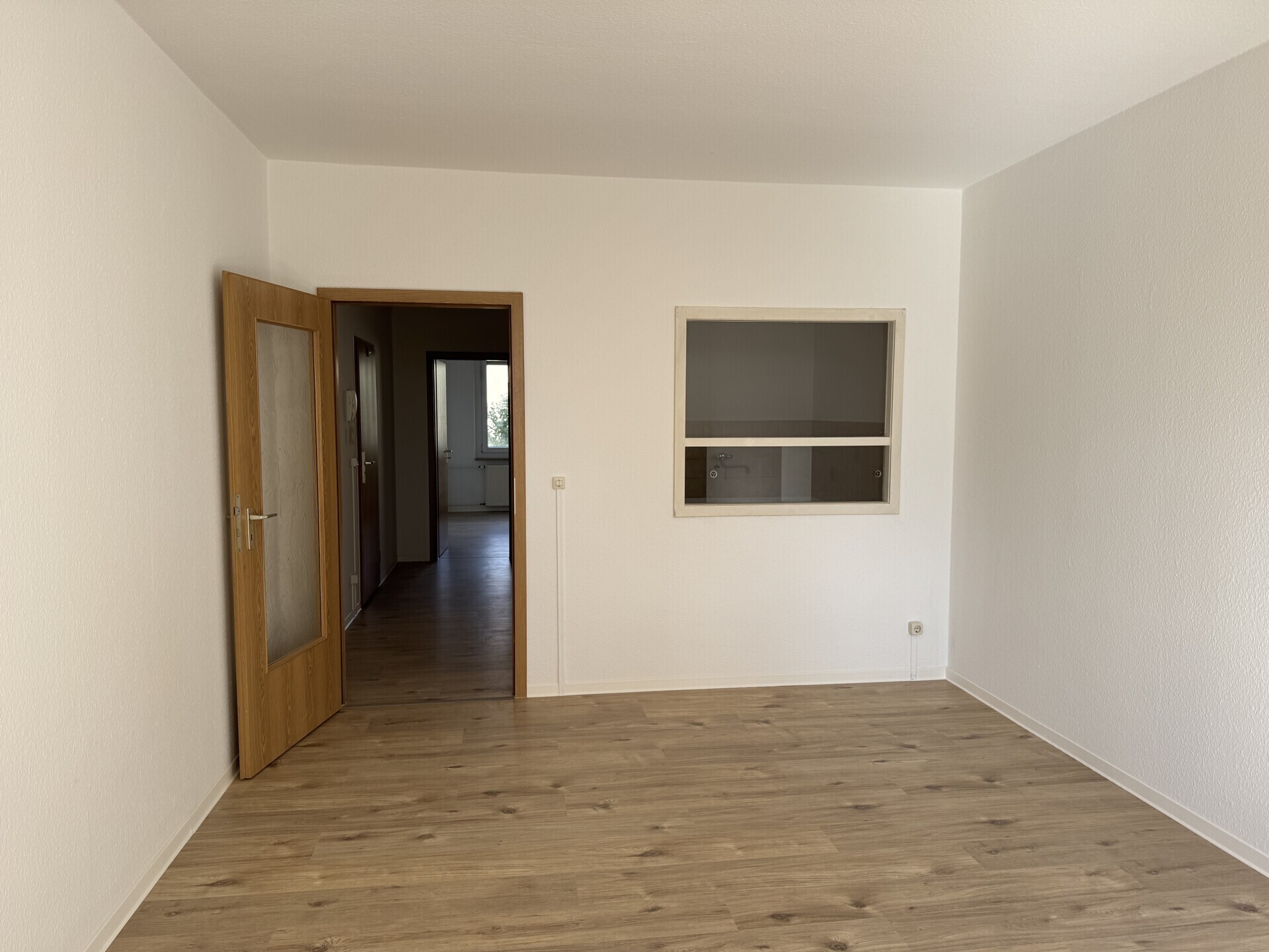 Wohnzimmer mit Durchreiche