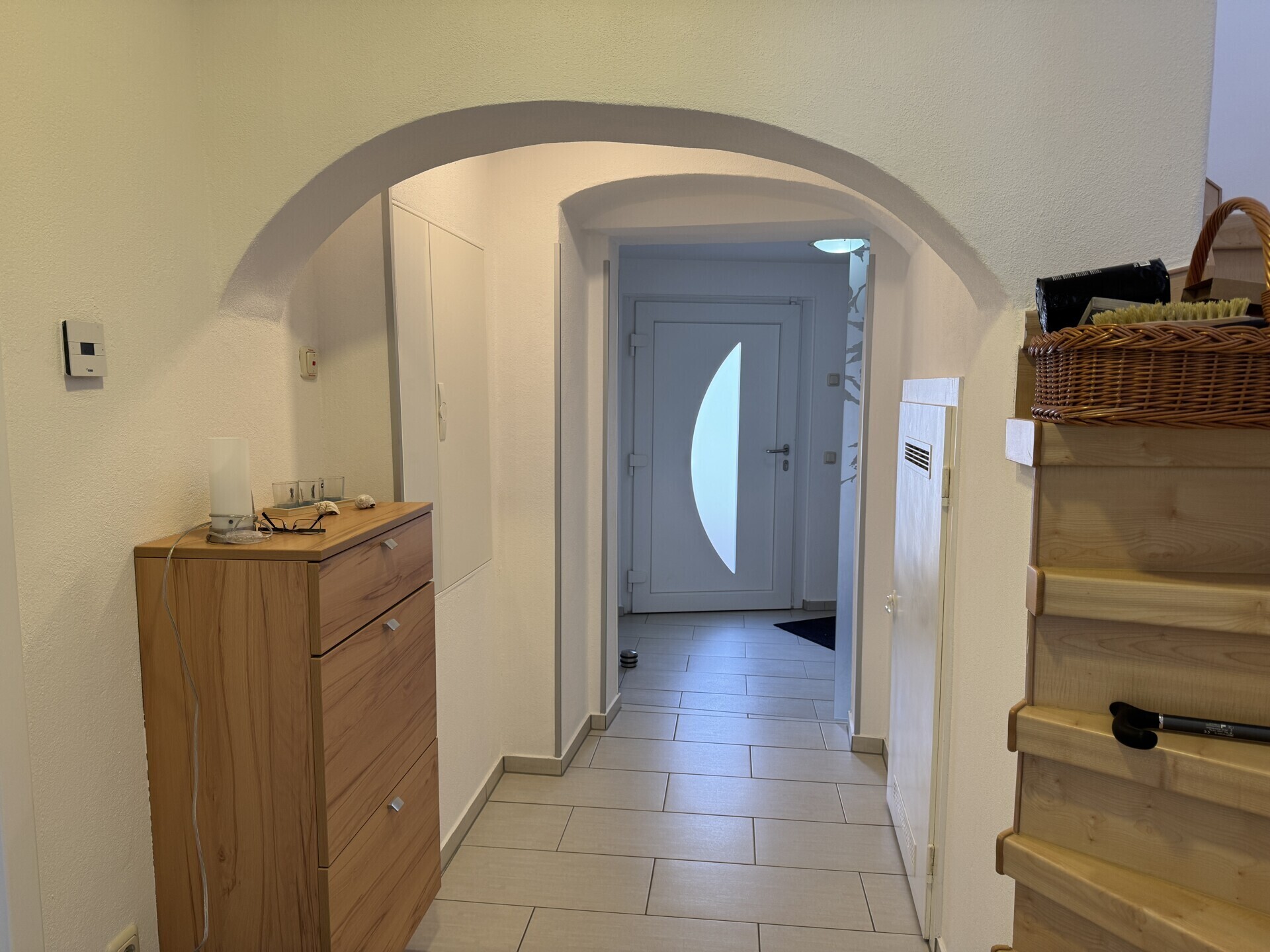 Flur und Blick zum Eingangsbereich