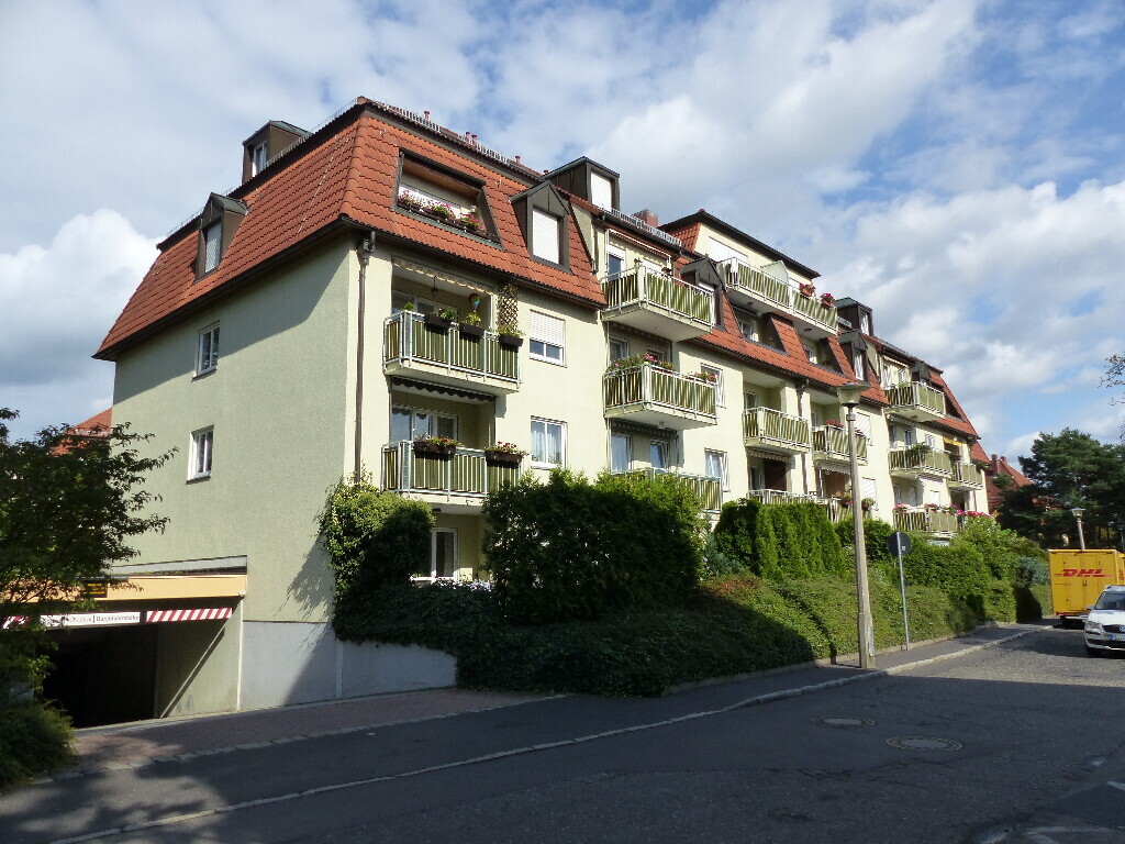 Hausansicht & Einfahrt Garage