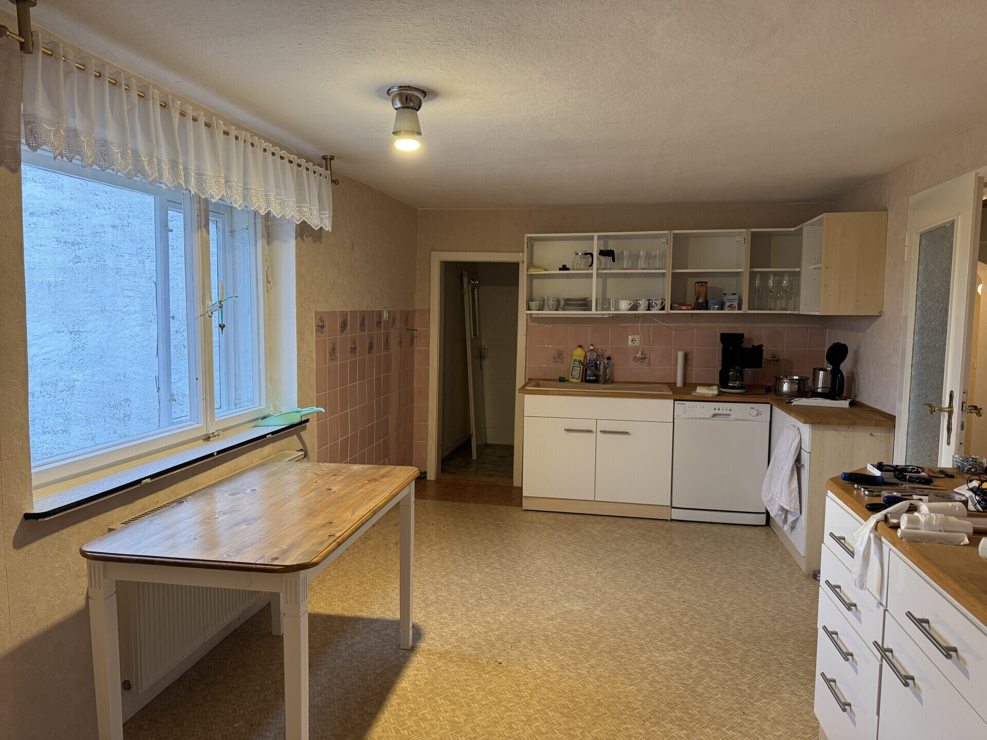 Küche mit Speisekammer