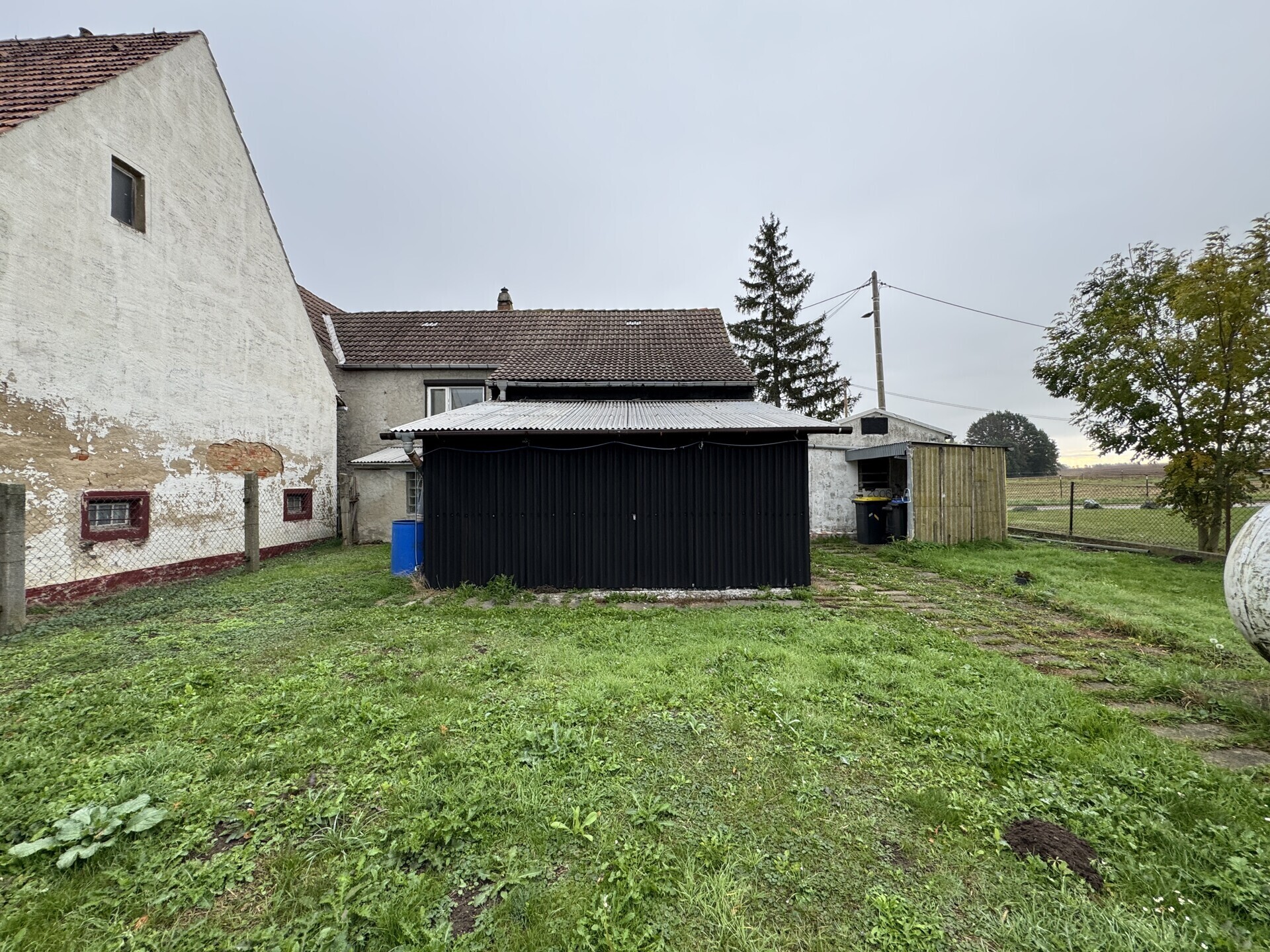 Grünbereich mit Werkstatt