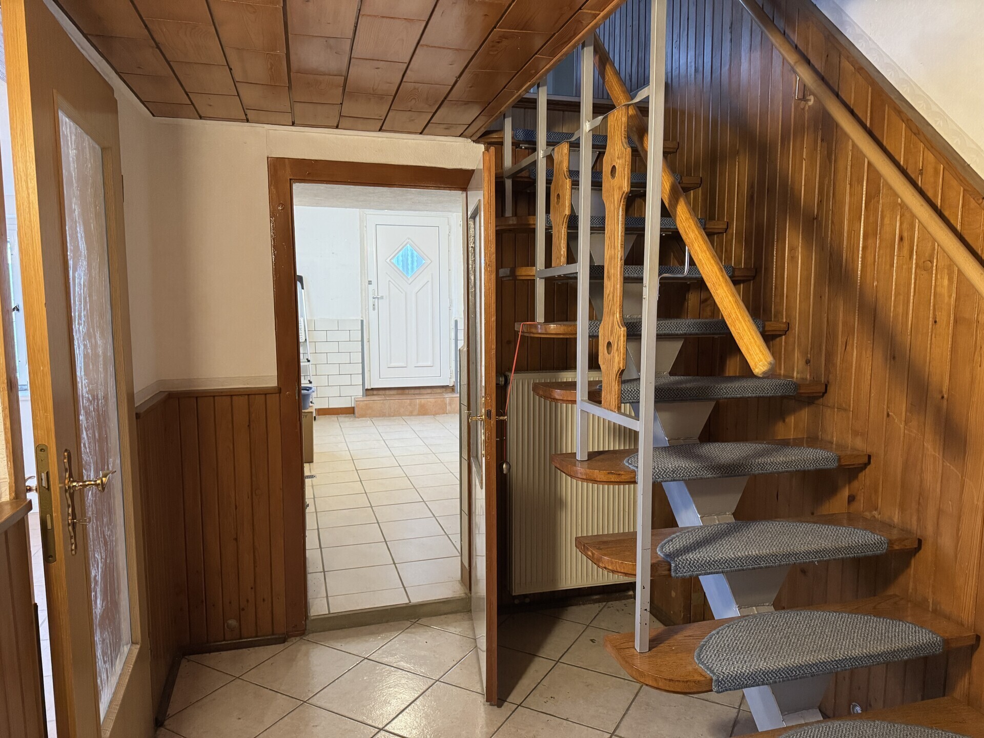 Flur mit Treppe ins OG
