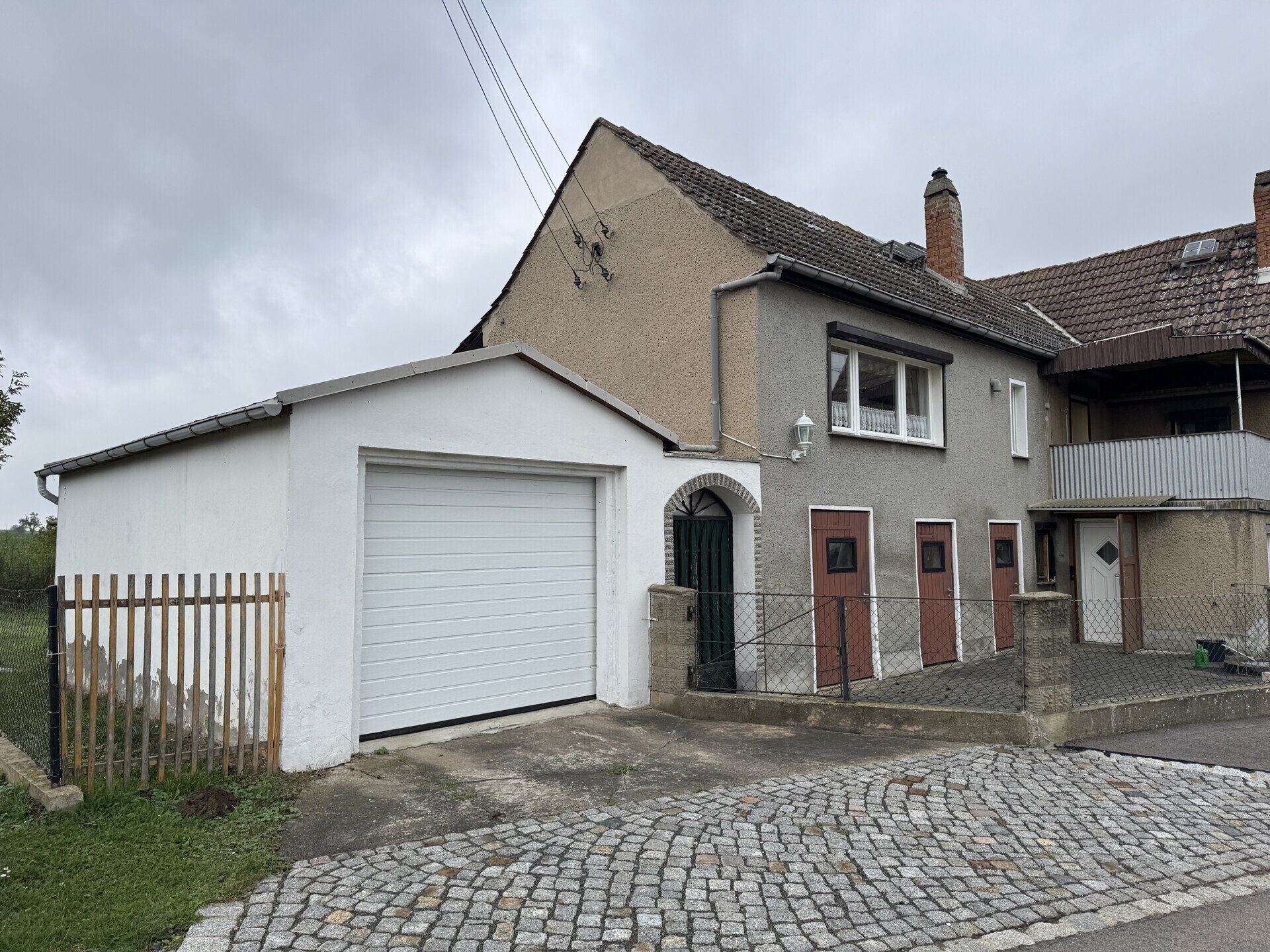 Blick Wohnhaus und Garage