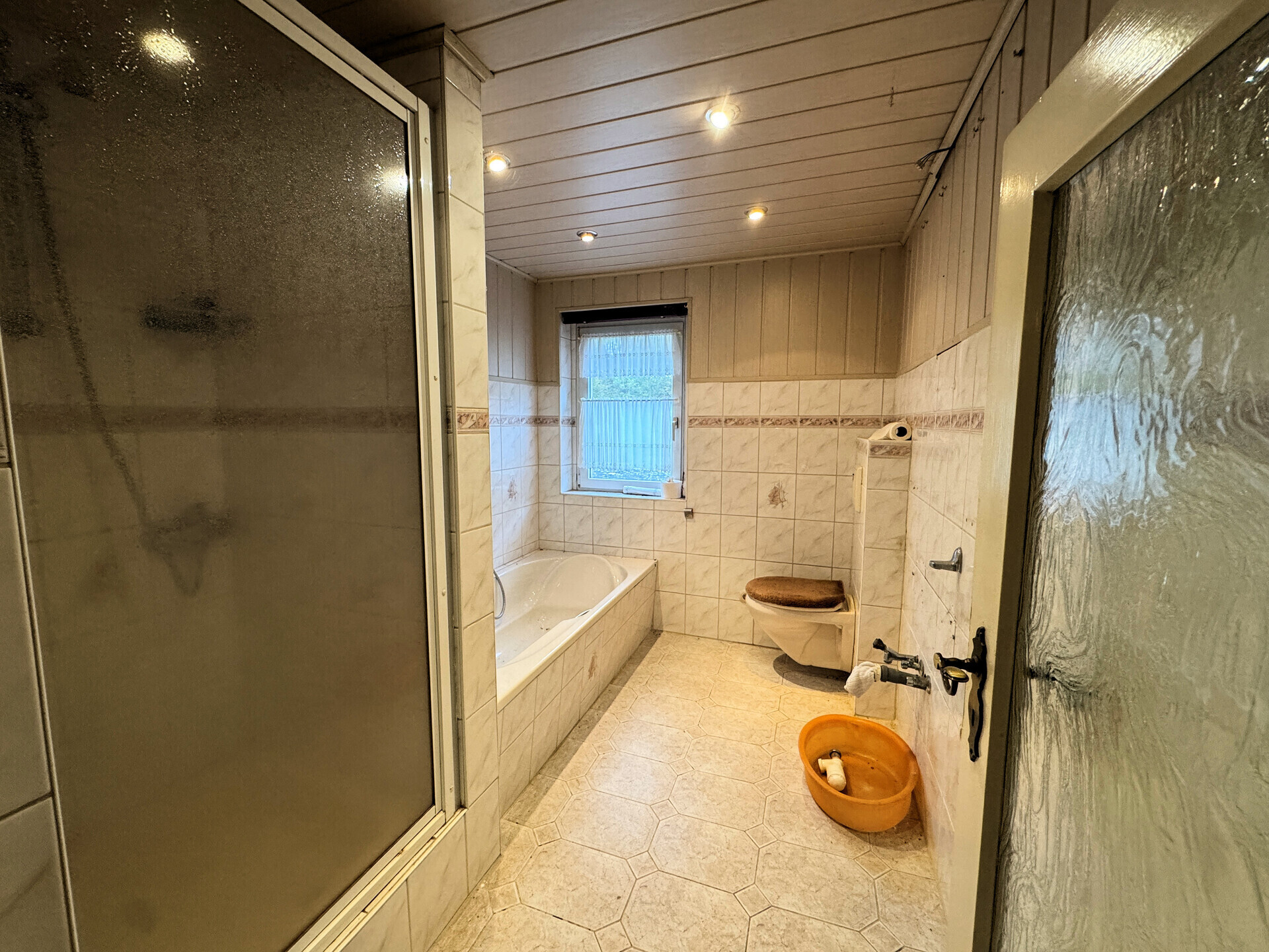 Tageslichtbad mit Wanne und Dusche