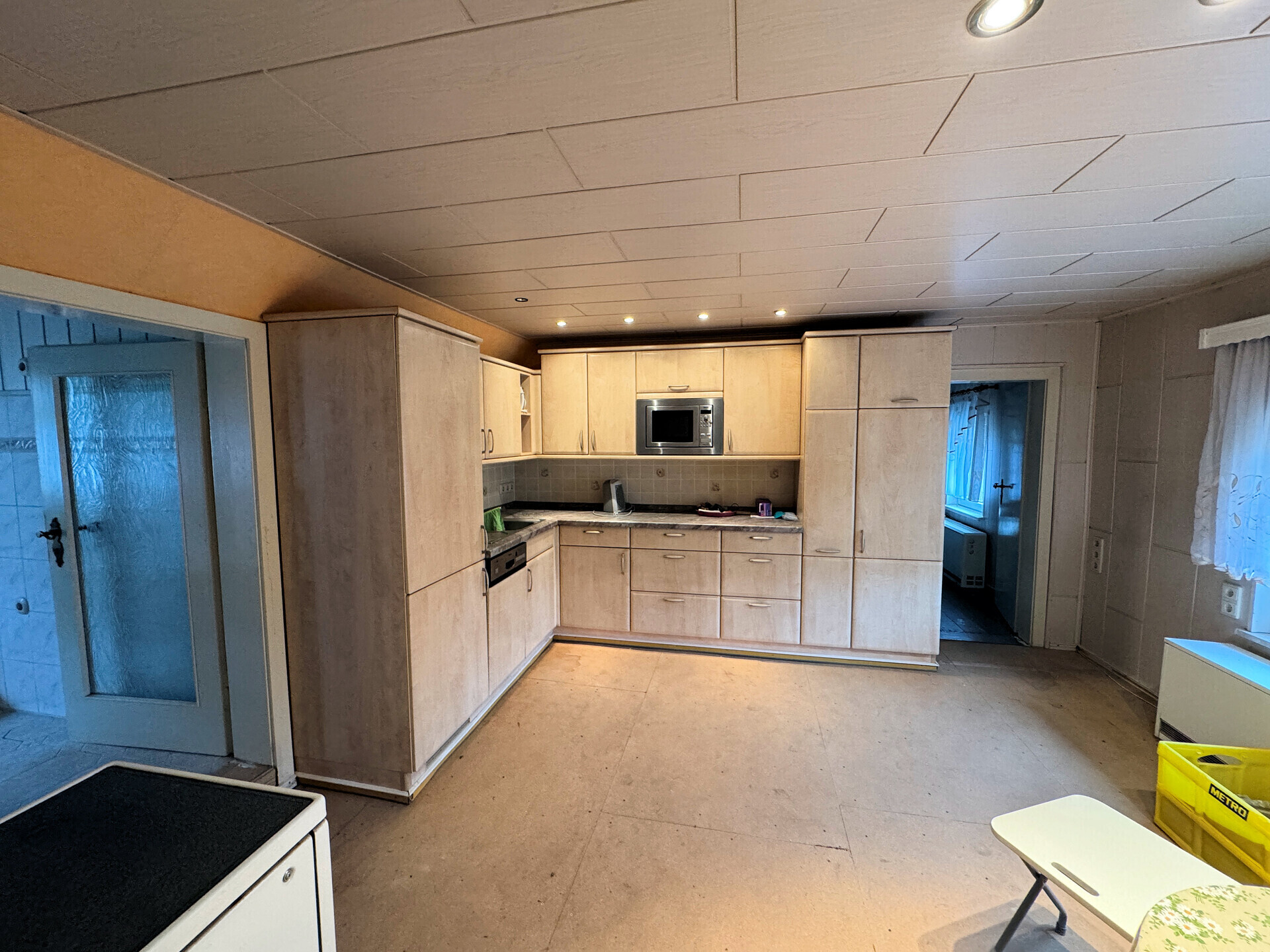 Küche mit Einbauküche