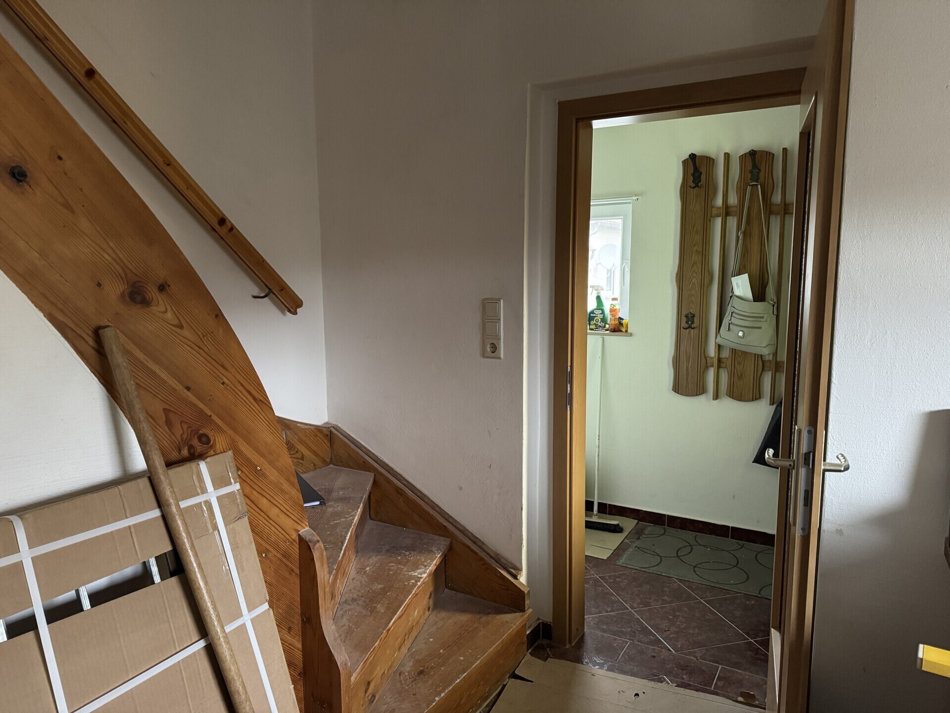 Windfang und Zugang Flur mit Aufgang zum Obergeschoss