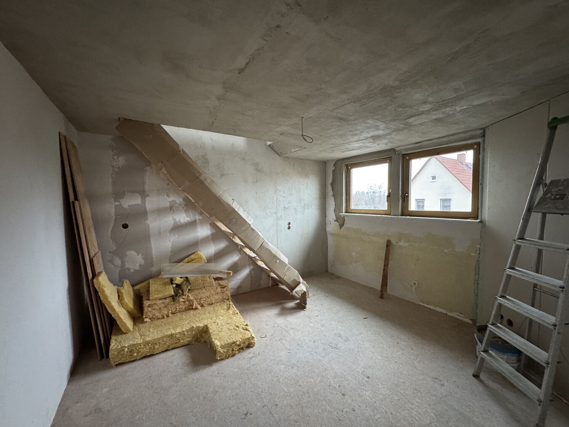 Kinderzimmer mit Aufgang zum Dachgeschoss