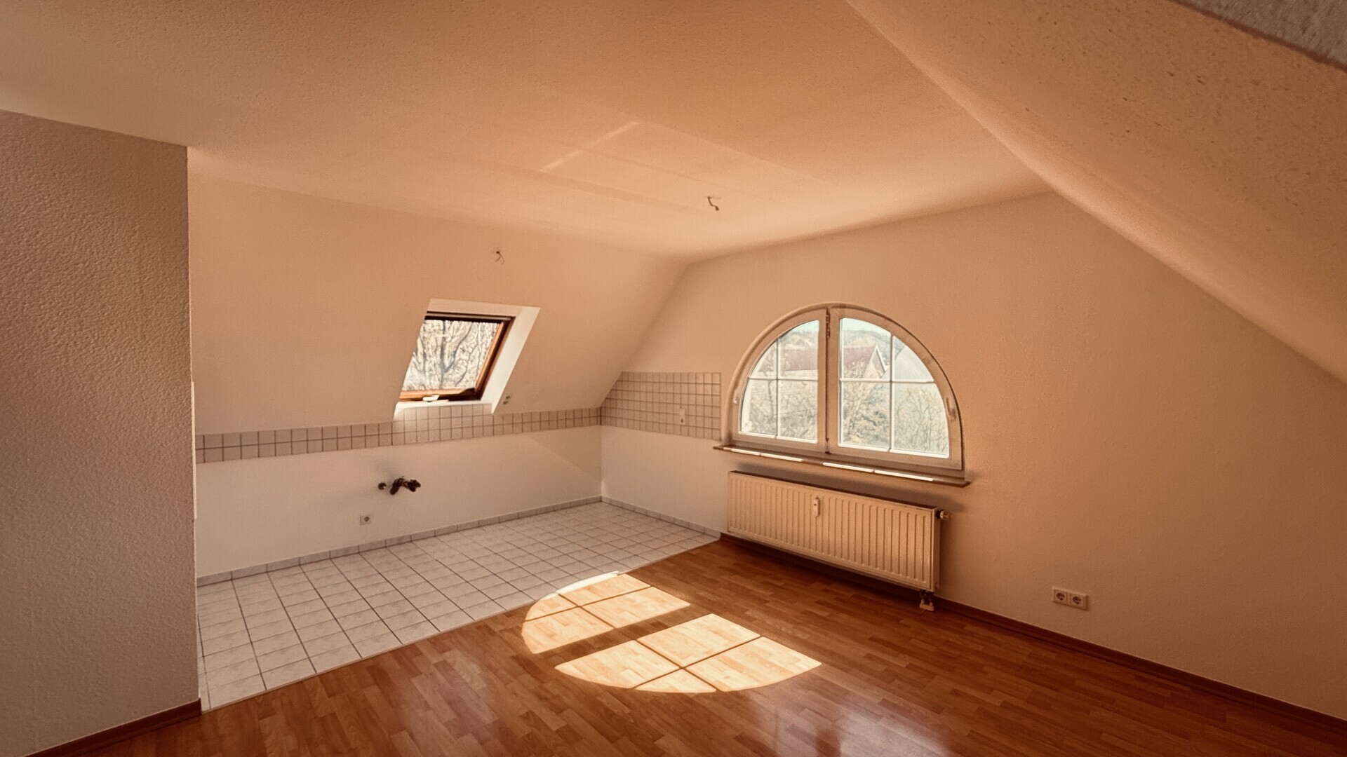 Wohnzimmer mit offenem Küchenbereich