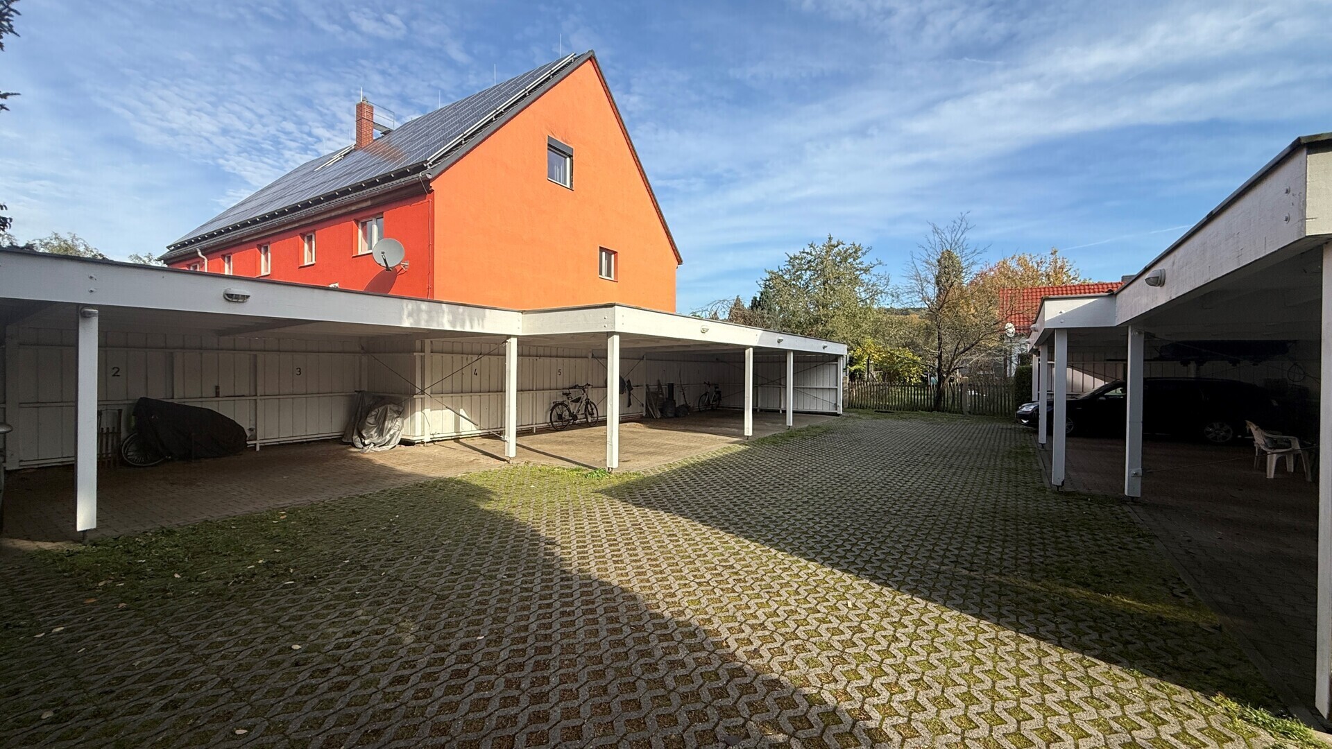Carport im Innenhof