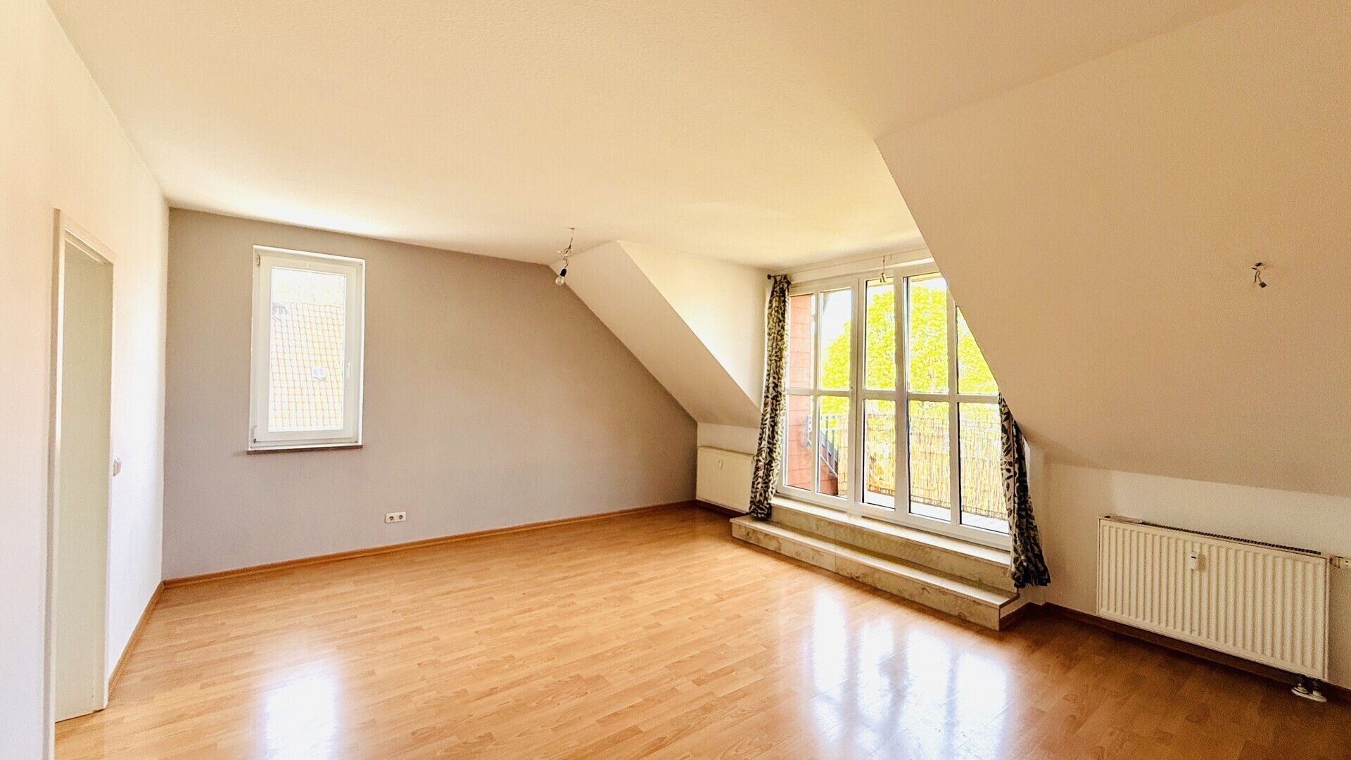 Wohnzimmer mit Zugang zum Balkon