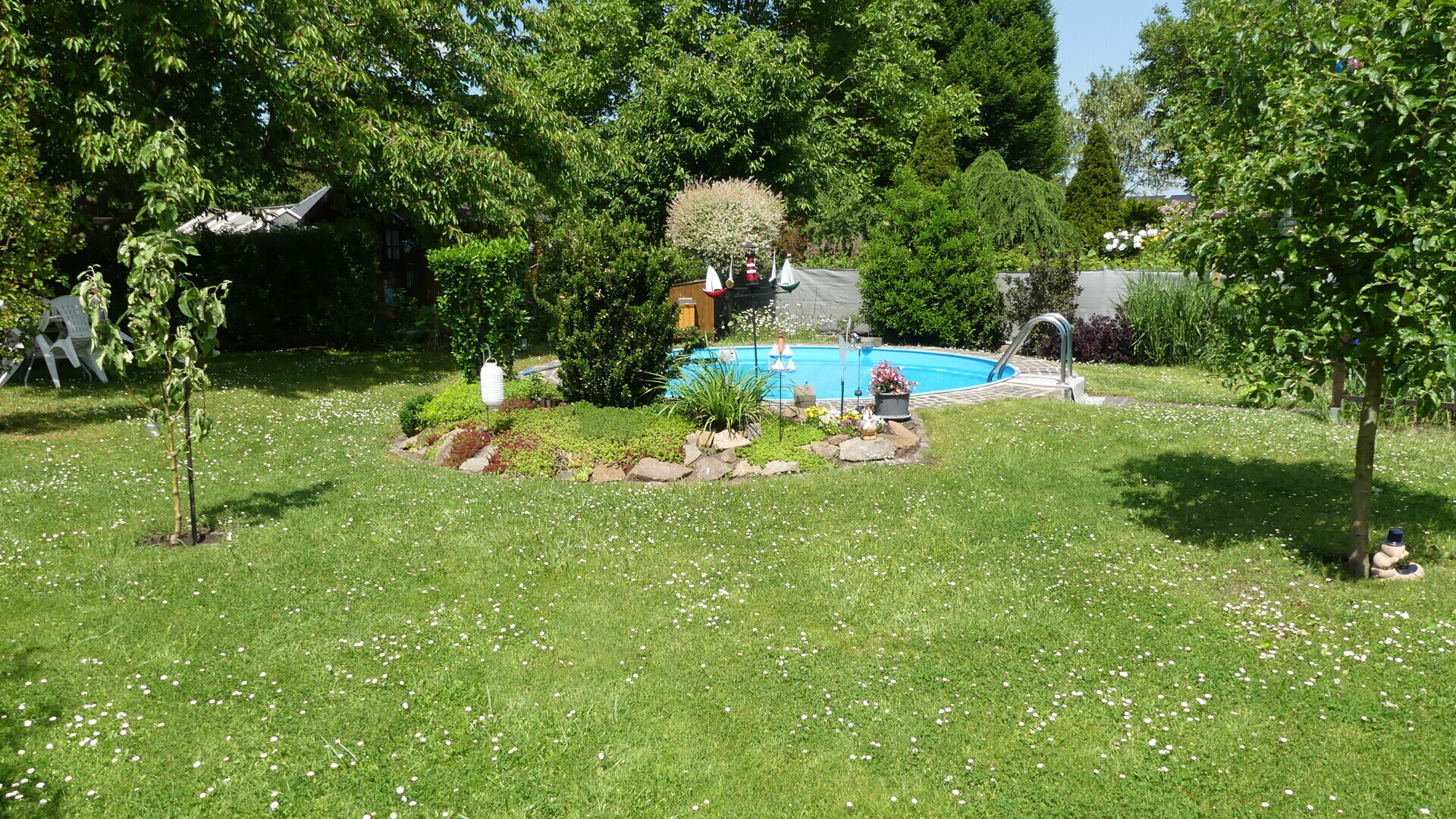 Grünbereich mit Pool
