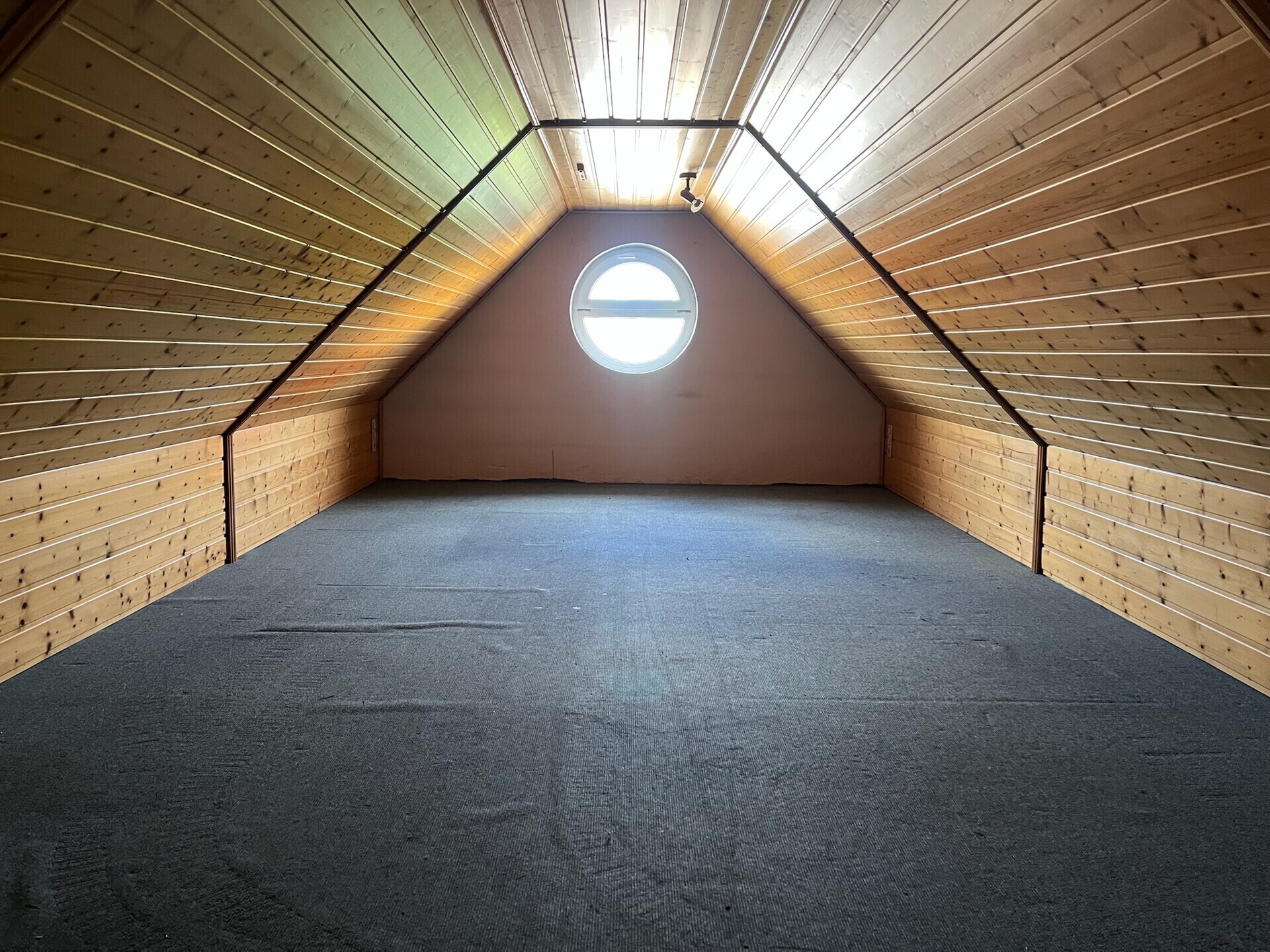 Schlafzimmer im Dachboden