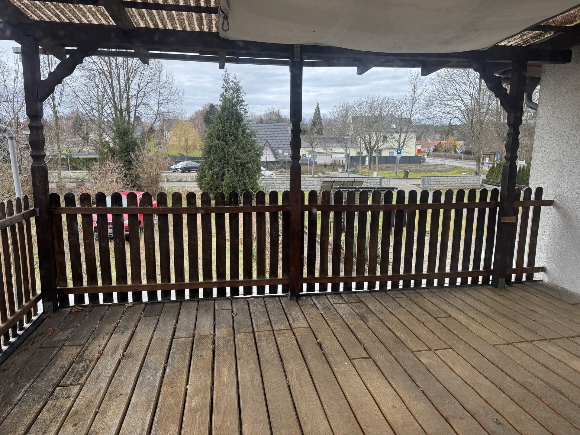 Terrasse mit Blick zum hinteren Grundstück