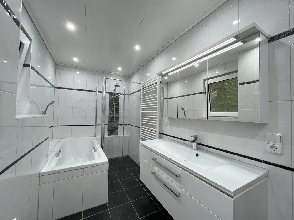 Bad mit Wanne und Dusche