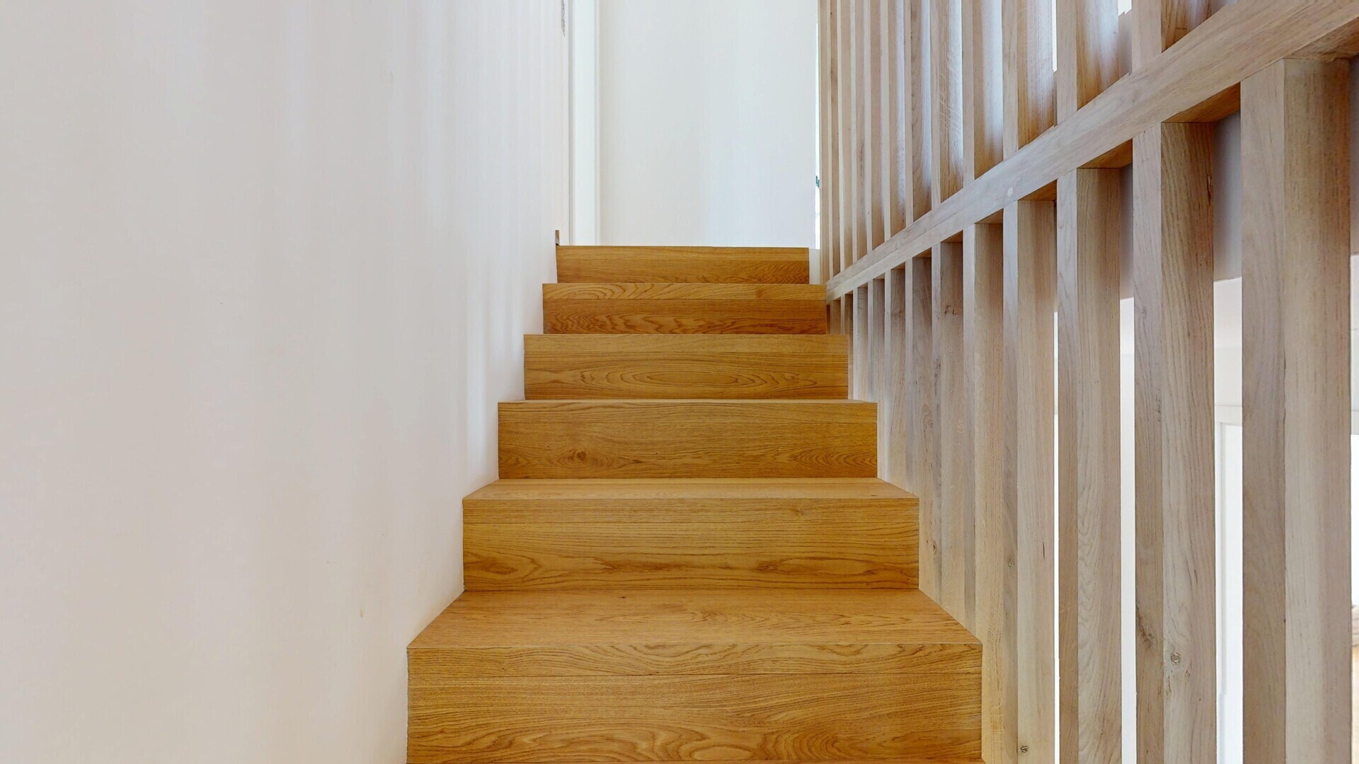 Treppe in das OG - Originalaufnahme (kein Rendering)