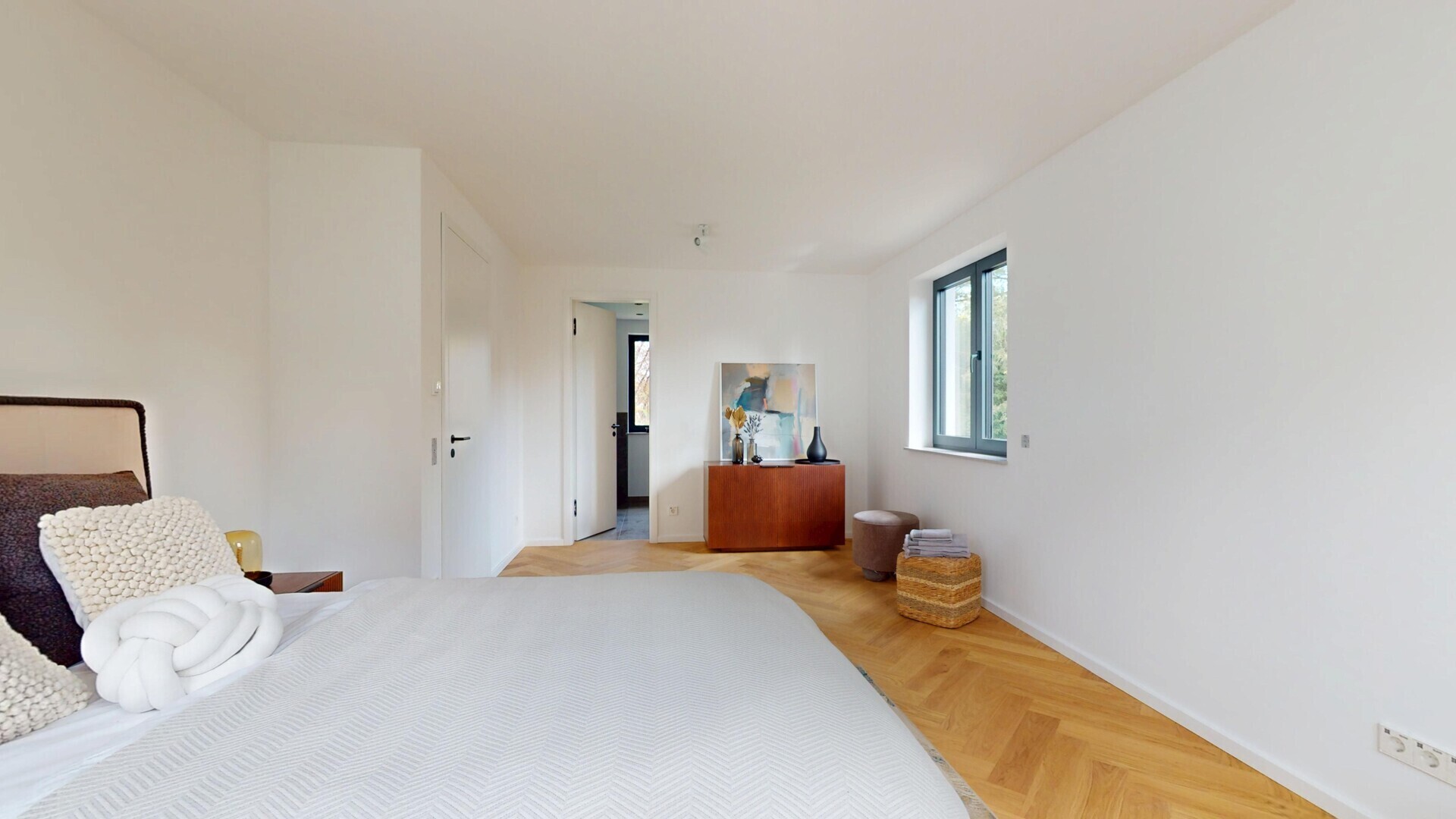 Eines der Schlafzimmer im OG mit Bad en suite - Originalaufnahme (kein Rendering)