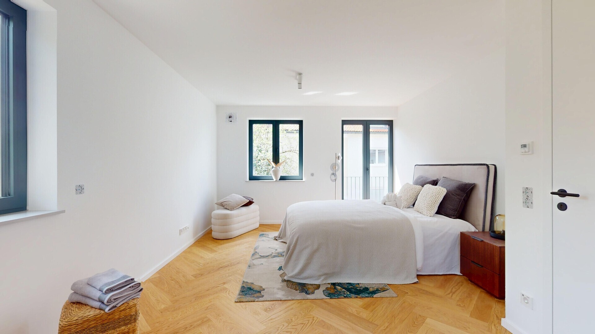 Eines der Schlafzimmer im OG mit Bad en suite - Originalaufnahme (kein Rendering)