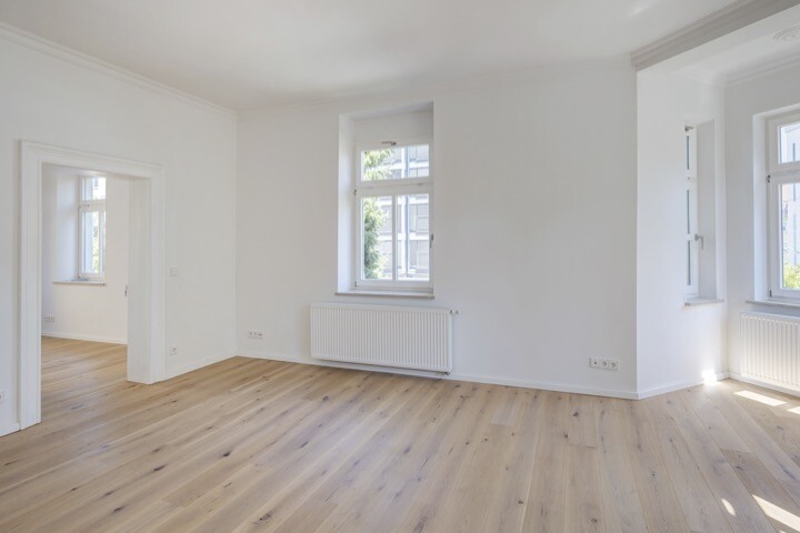 Wohnzimmer mit durchgang zur Küche 