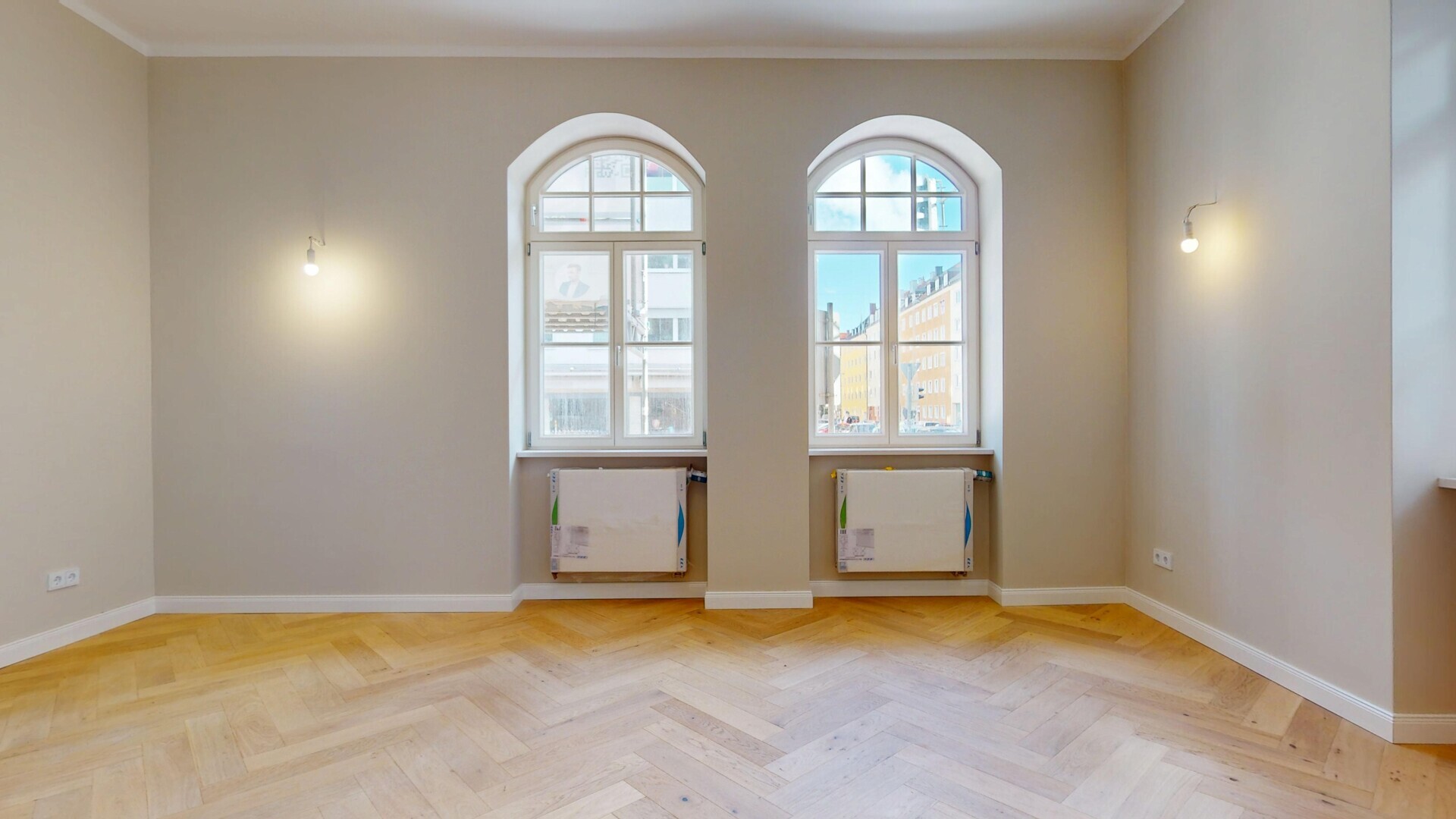 Neue Holz-Sprossenfenster in hochwertiger 2-fach-Verglasung, ausgeführt als elegante Segmentbogenfenster