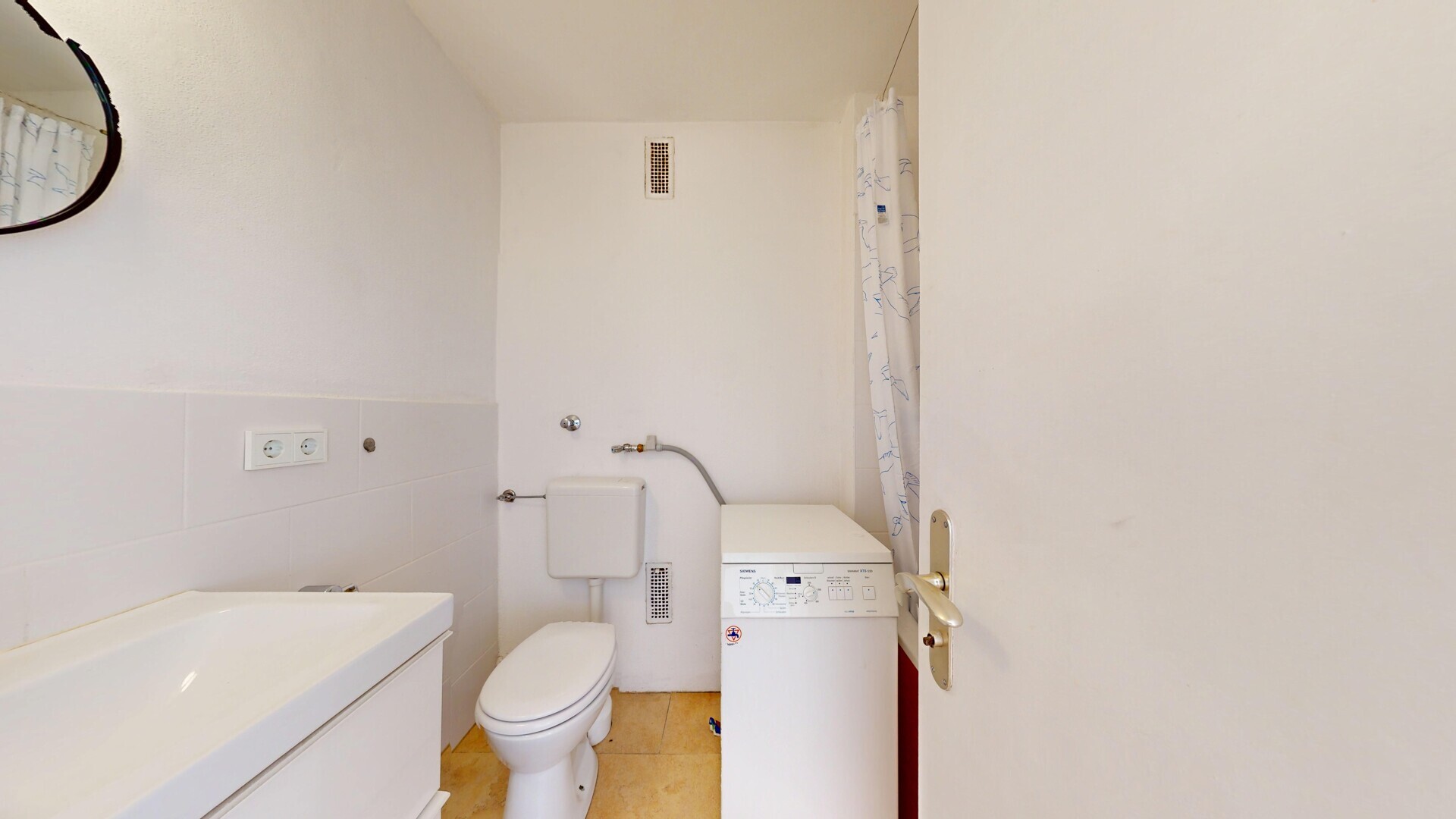 Bad mit Badewanne und Waschmaschienenanschluss