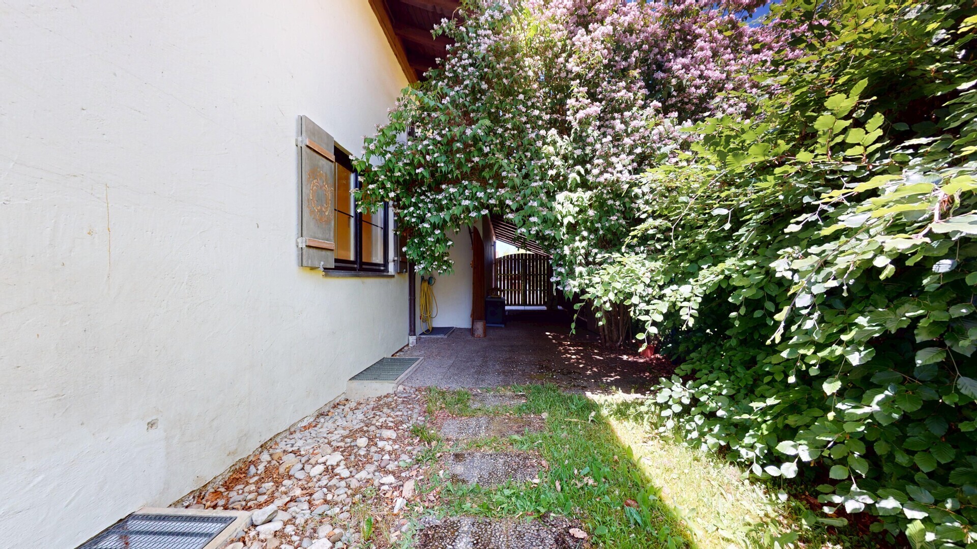Carport mit Durchgang zum Garten