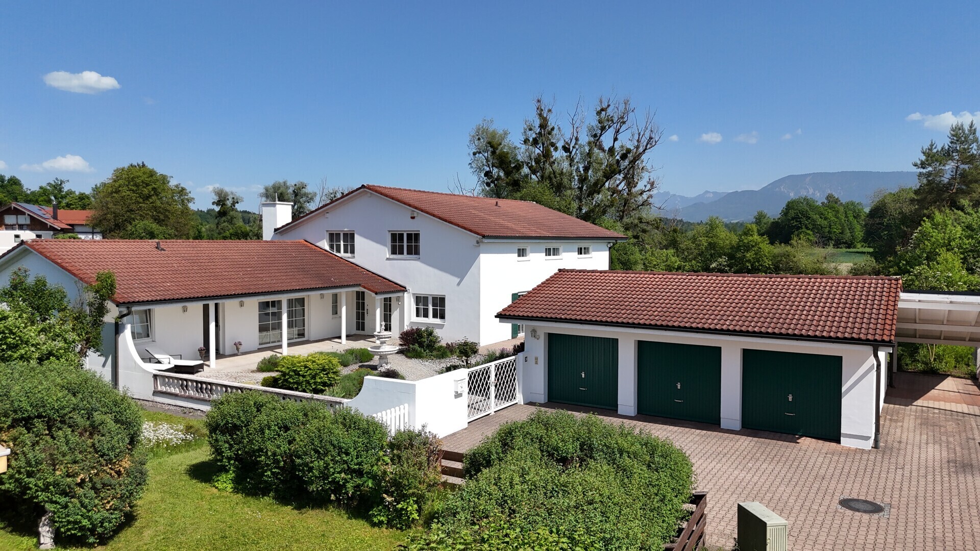Anwesen mit Garagen und Carport 