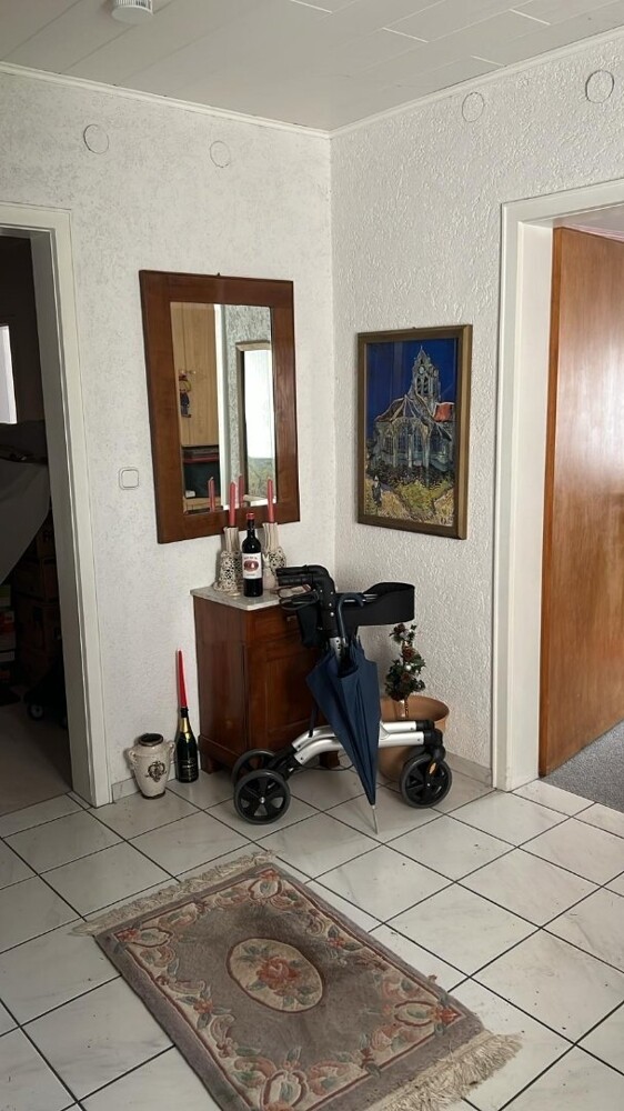 Flur mit Fliesenboden