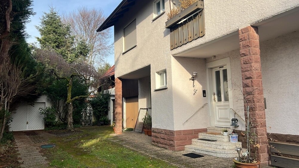 Hauseingang und Gartenbereich