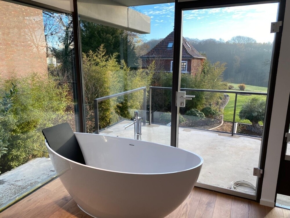 Badezimmer mit Panoramablick