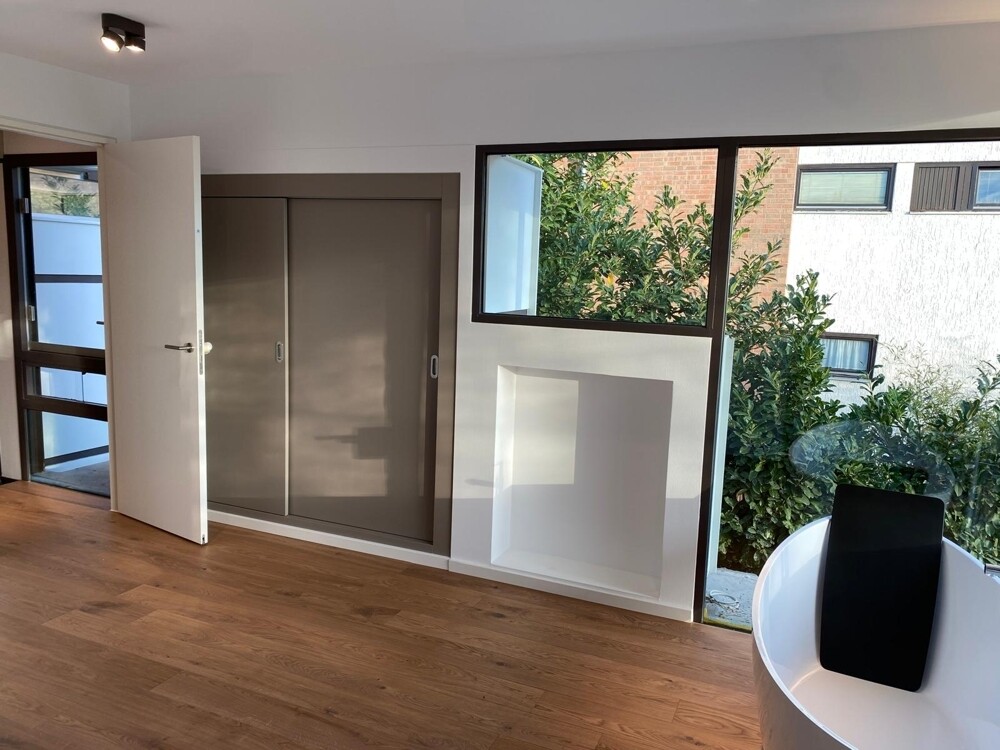 Schlafzimmer mit freistehender Badewanne
