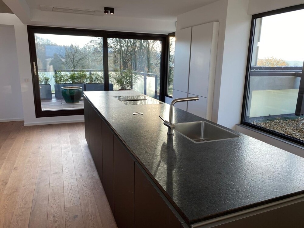 Moderne Kochinsel mit Ausblick