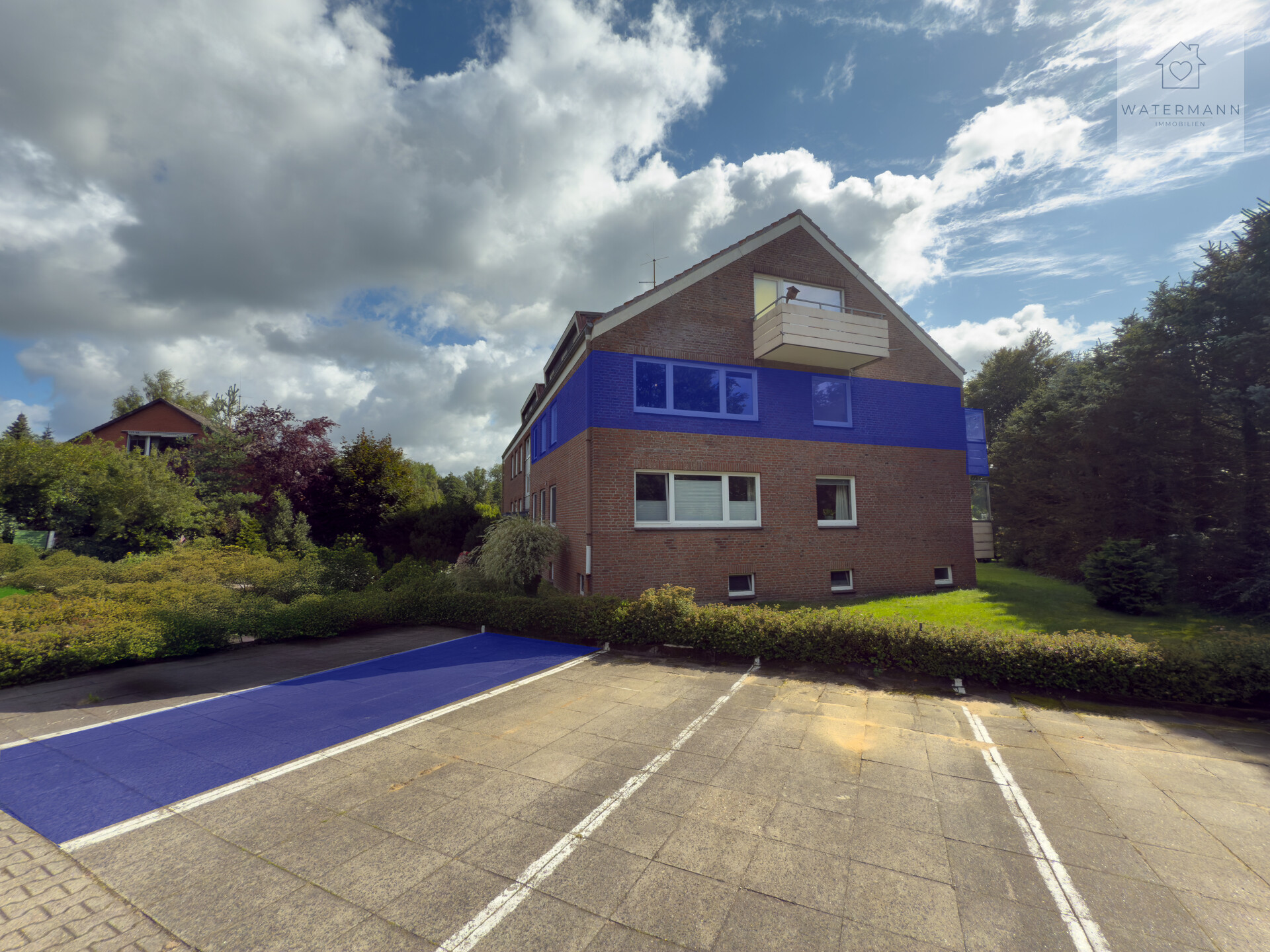 Außenansicht mit Parkplatz