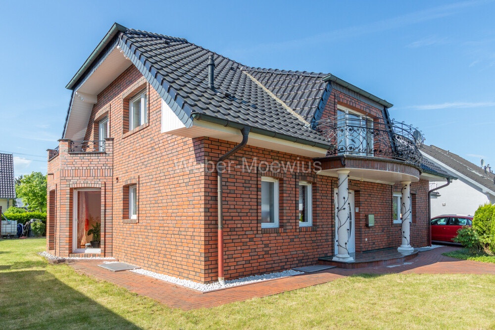 3083 Hausansicht mit Erker + Balkonen