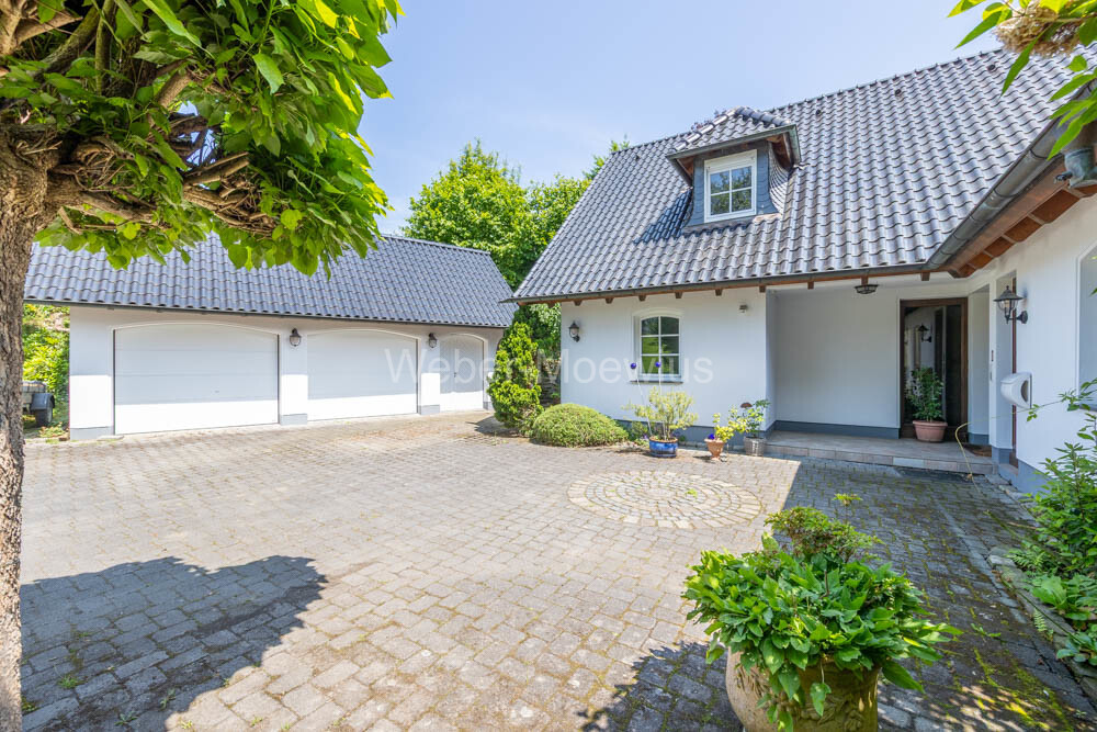 3406 Einfahrt mit Garagenhaus