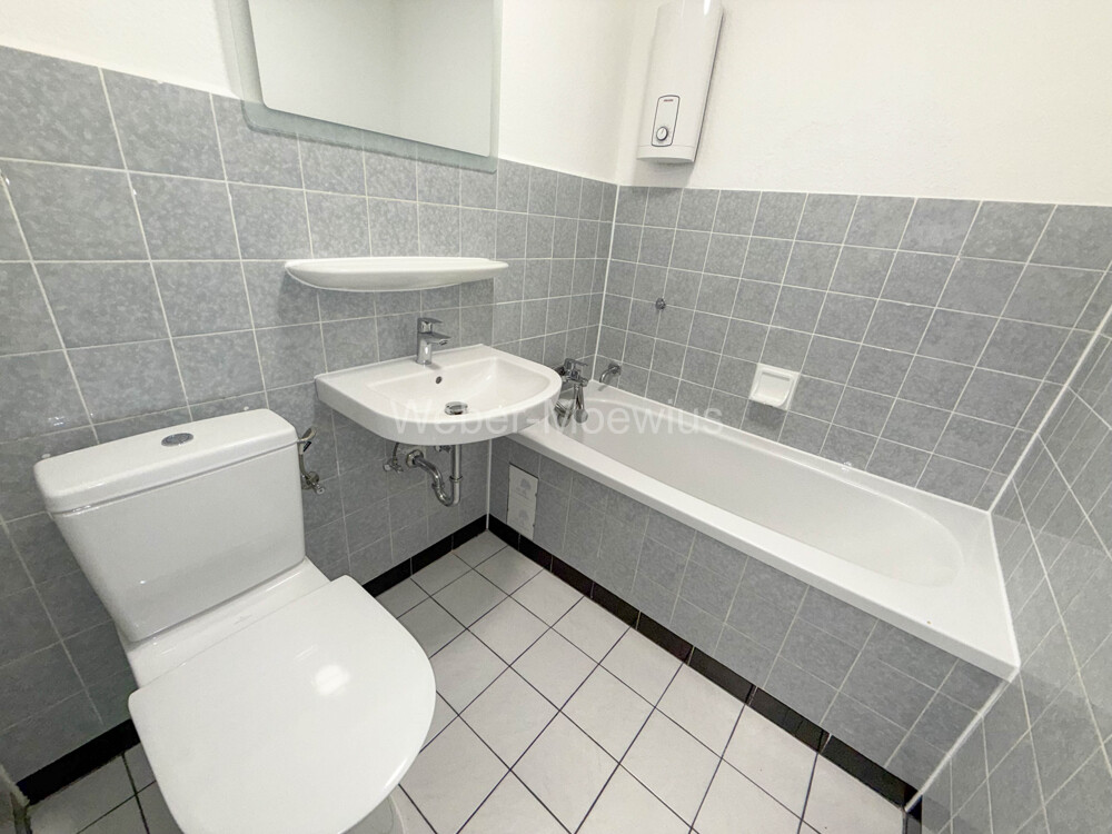 3424 Wannenbad mit Duschvorrichtung b