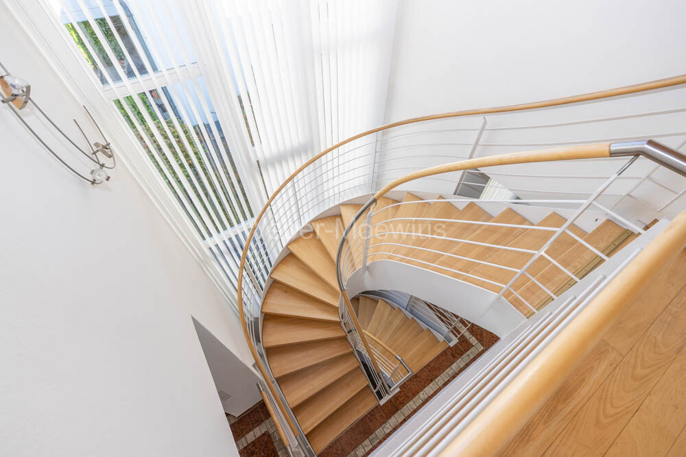 3437 Treppe b