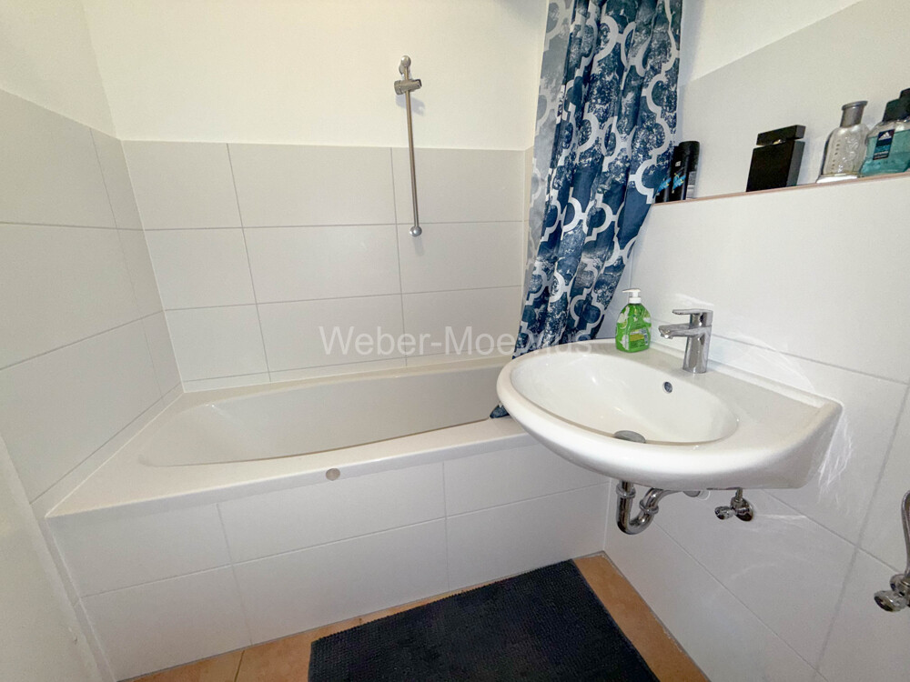 3459 Wannenbad mit Duschvorrichtung b