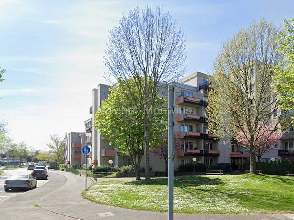 3469 Gebäudeansicht Frühling c